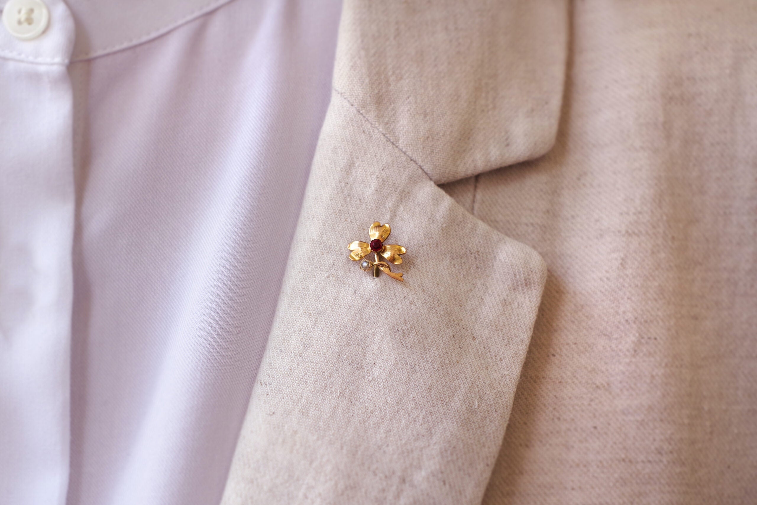 Gold clover tie pin