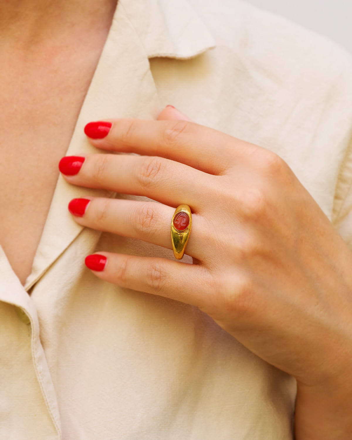 Bague intaille cornaline en or