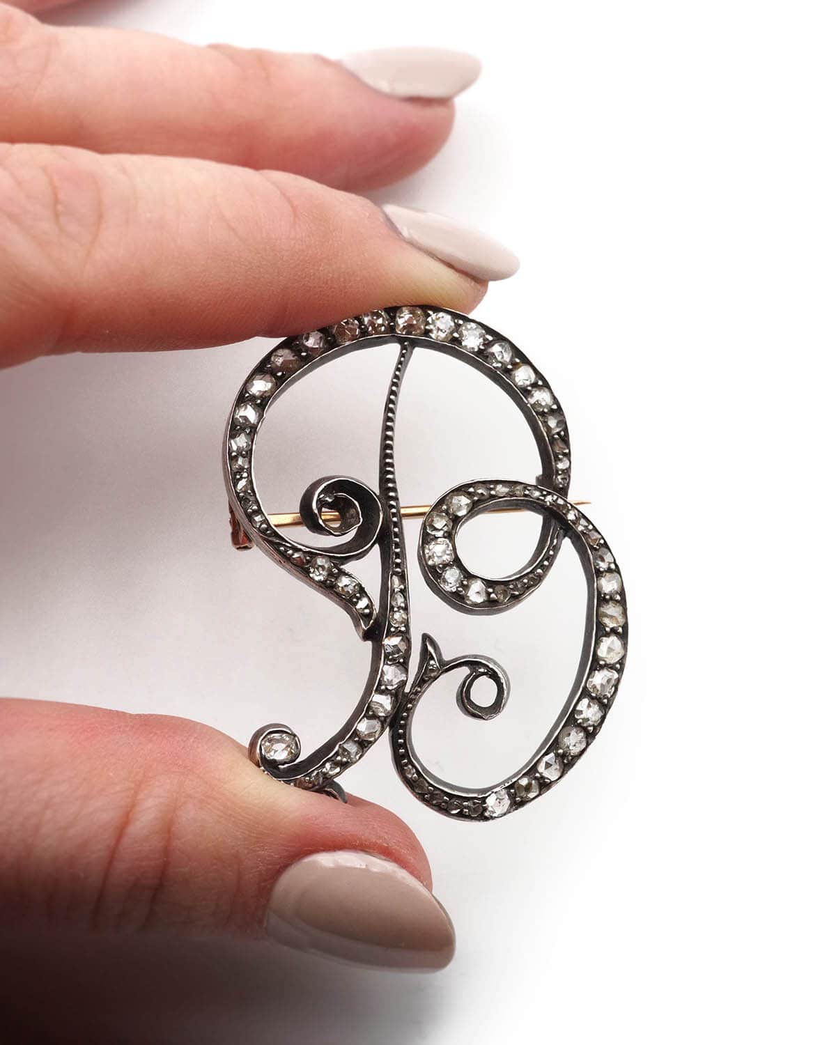 Victorian B brooch in gold