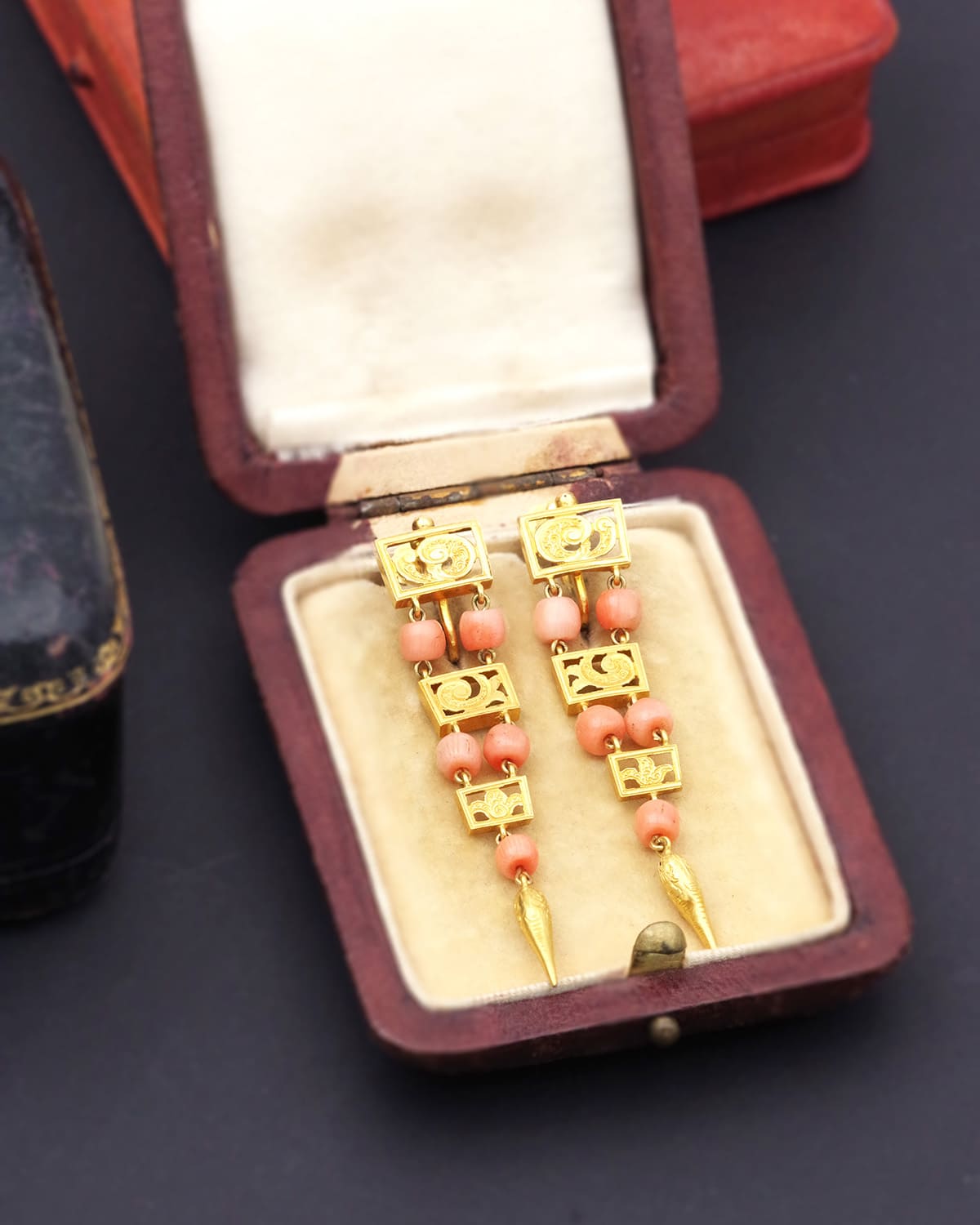 Longues boucles d’oreilles corail