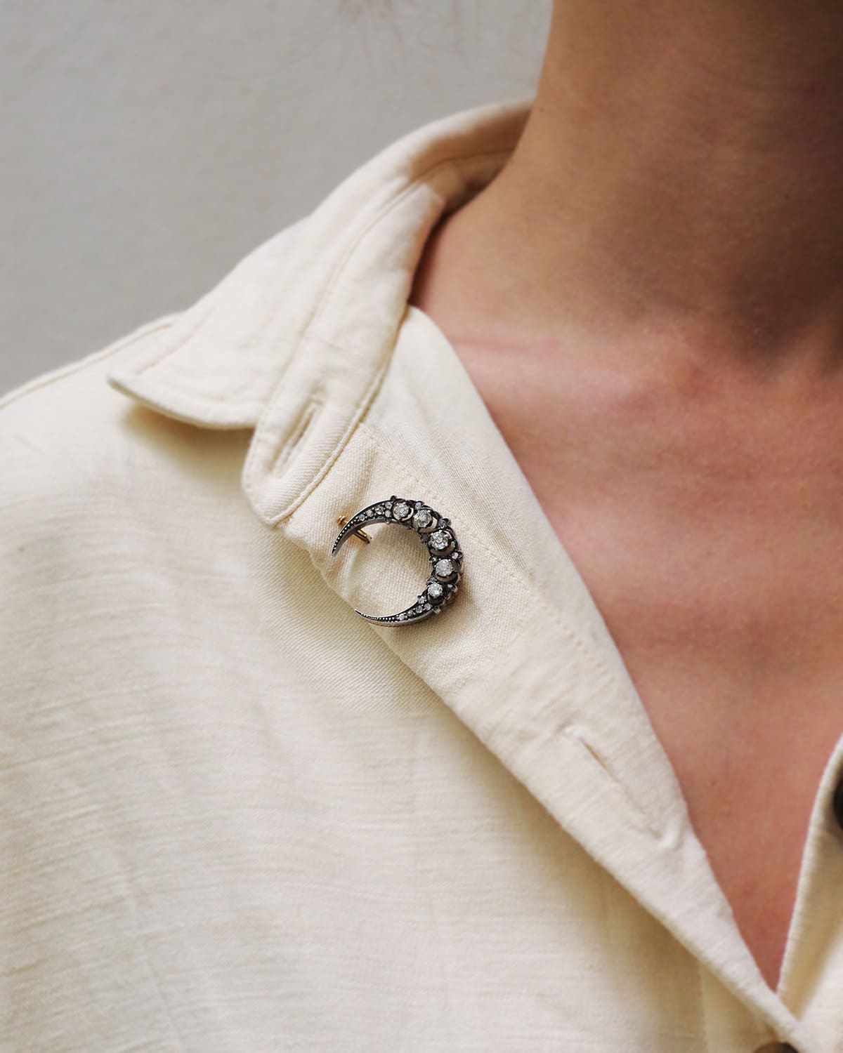 Broche lune diamants en or et argent