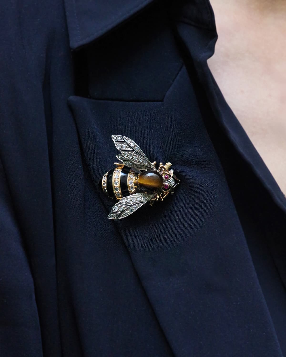 Grande broche abeille emaillée en or
