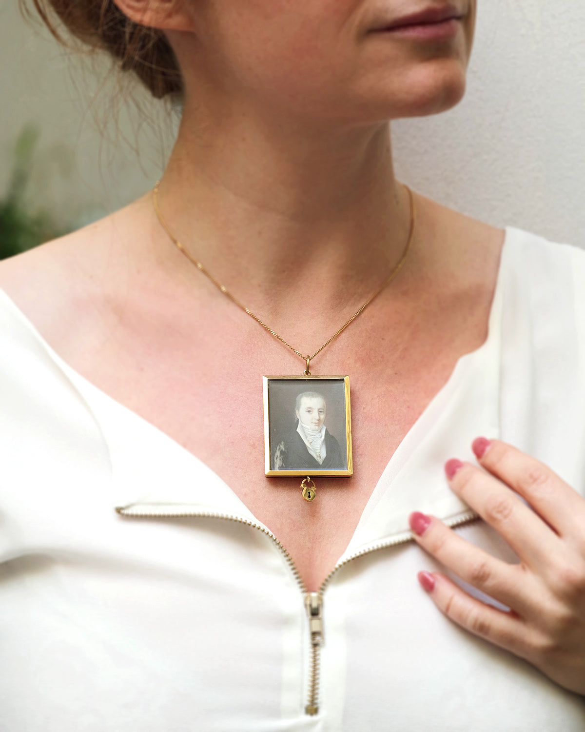 Georgian gentleman portrait pendant