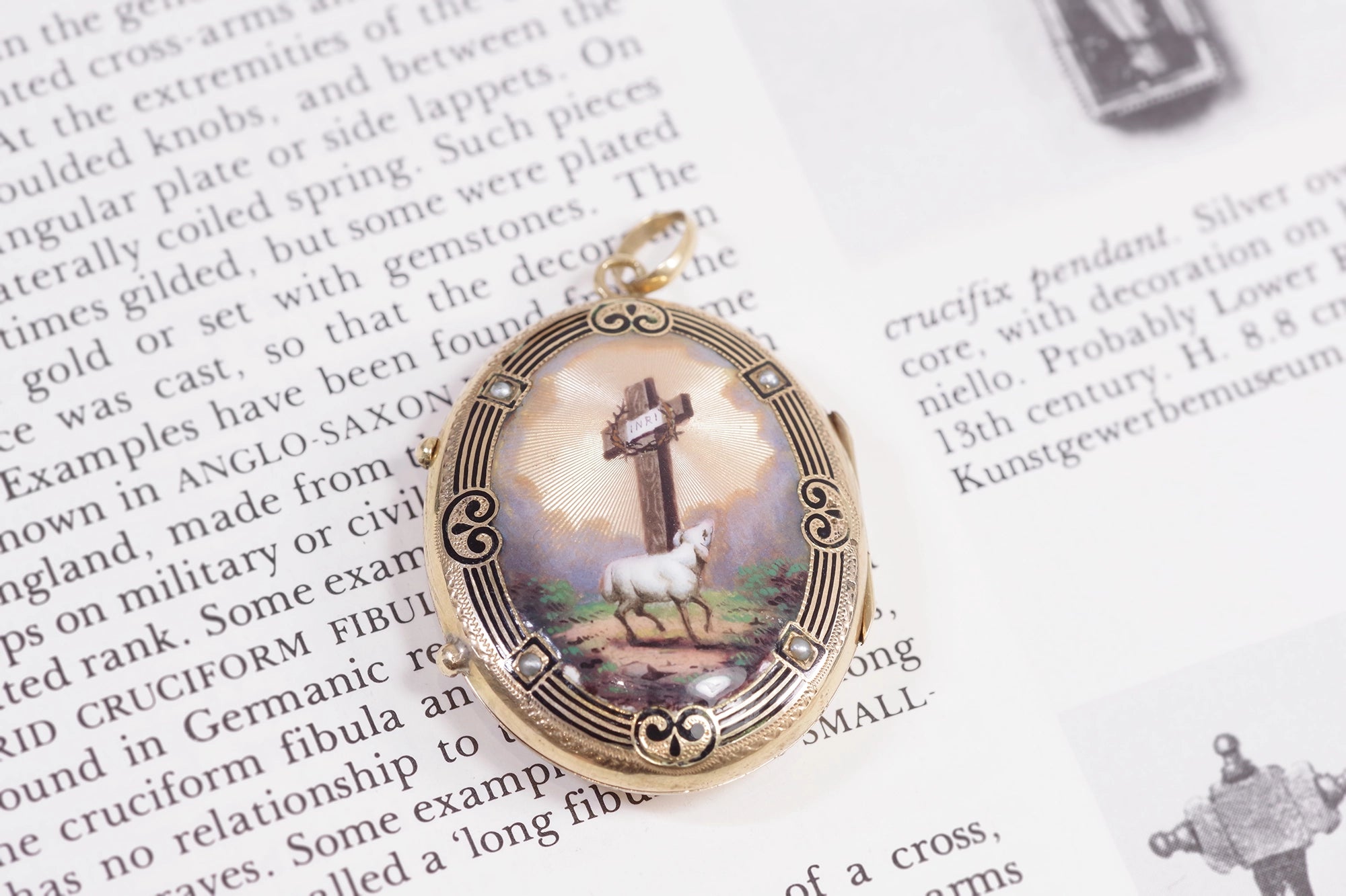 Médaillon émail suisse en or