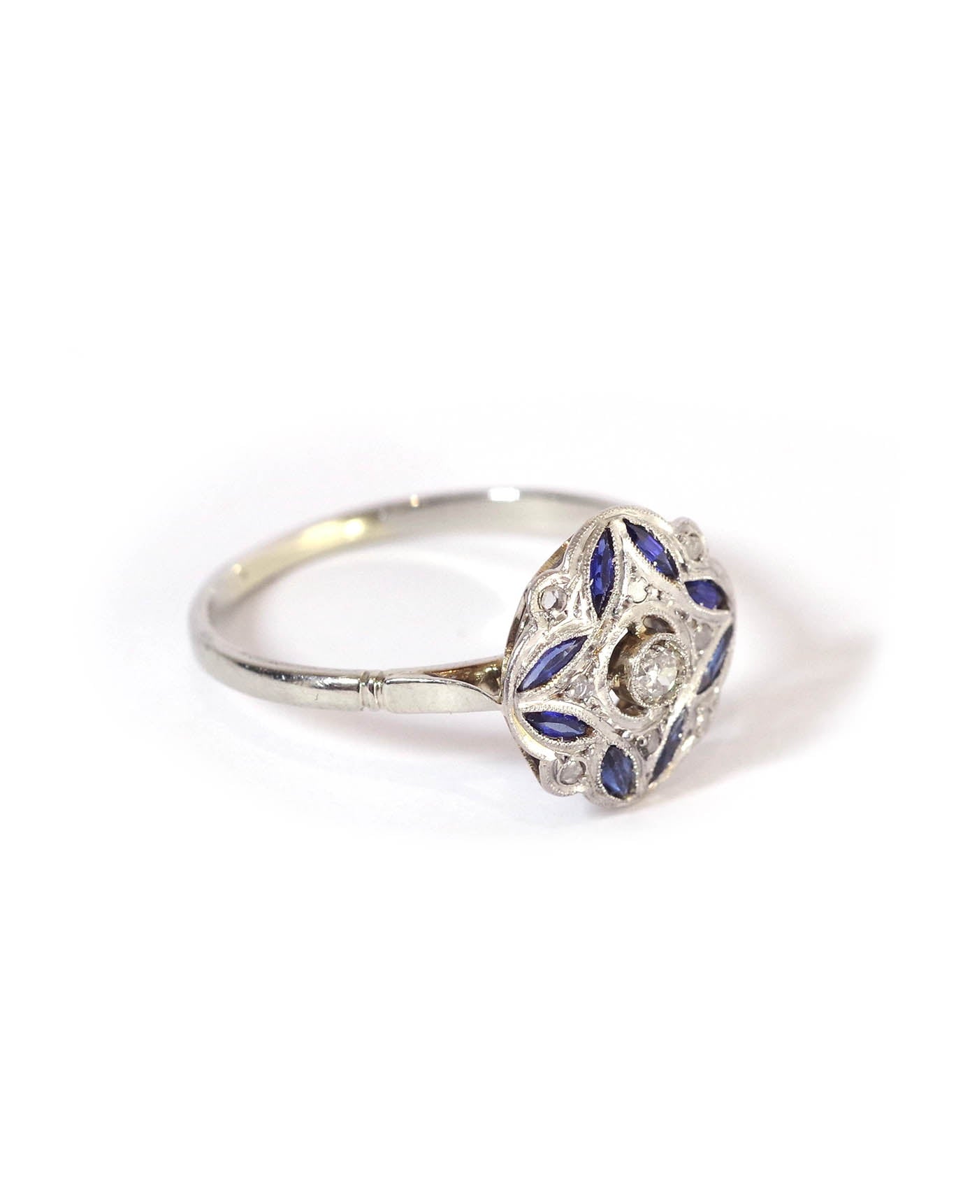 Art Deco target ring in platinum