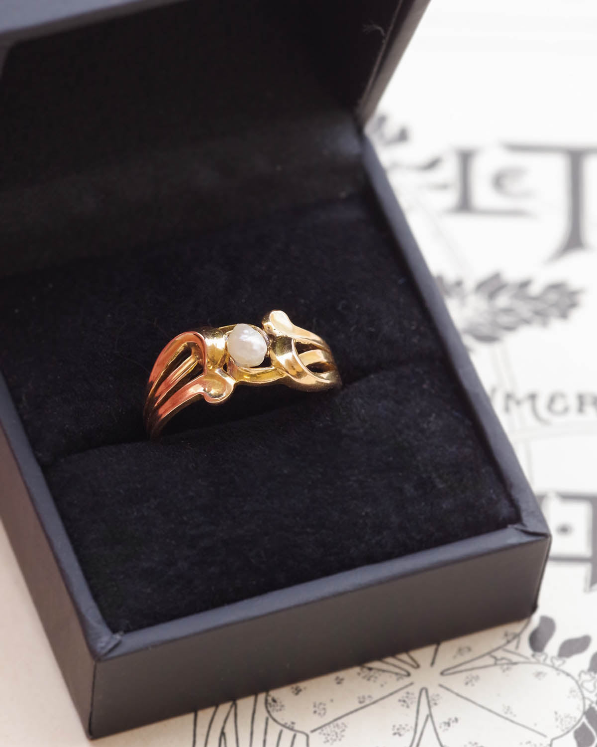Art nouveau leaves ring