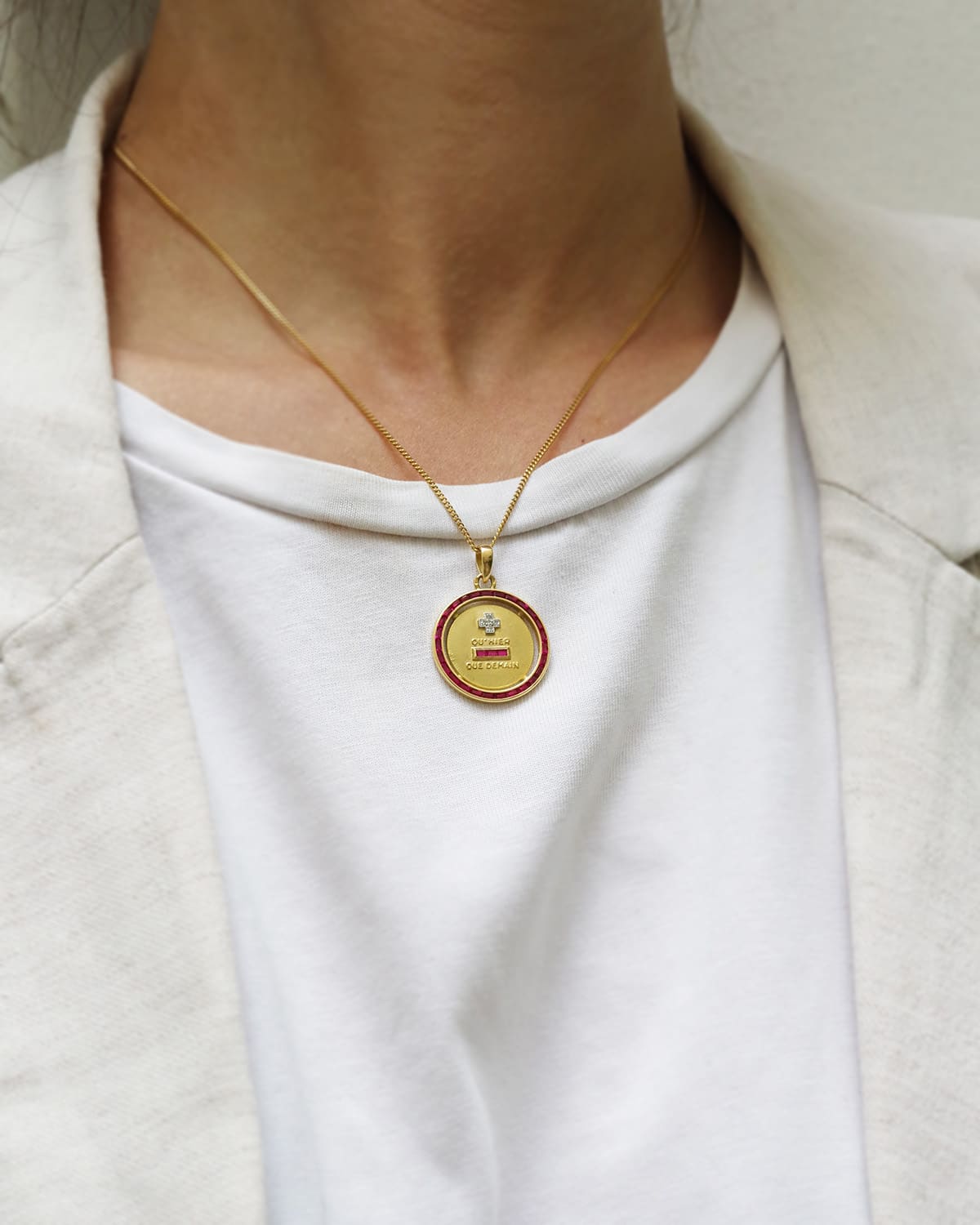médaille augis halo rubis en or