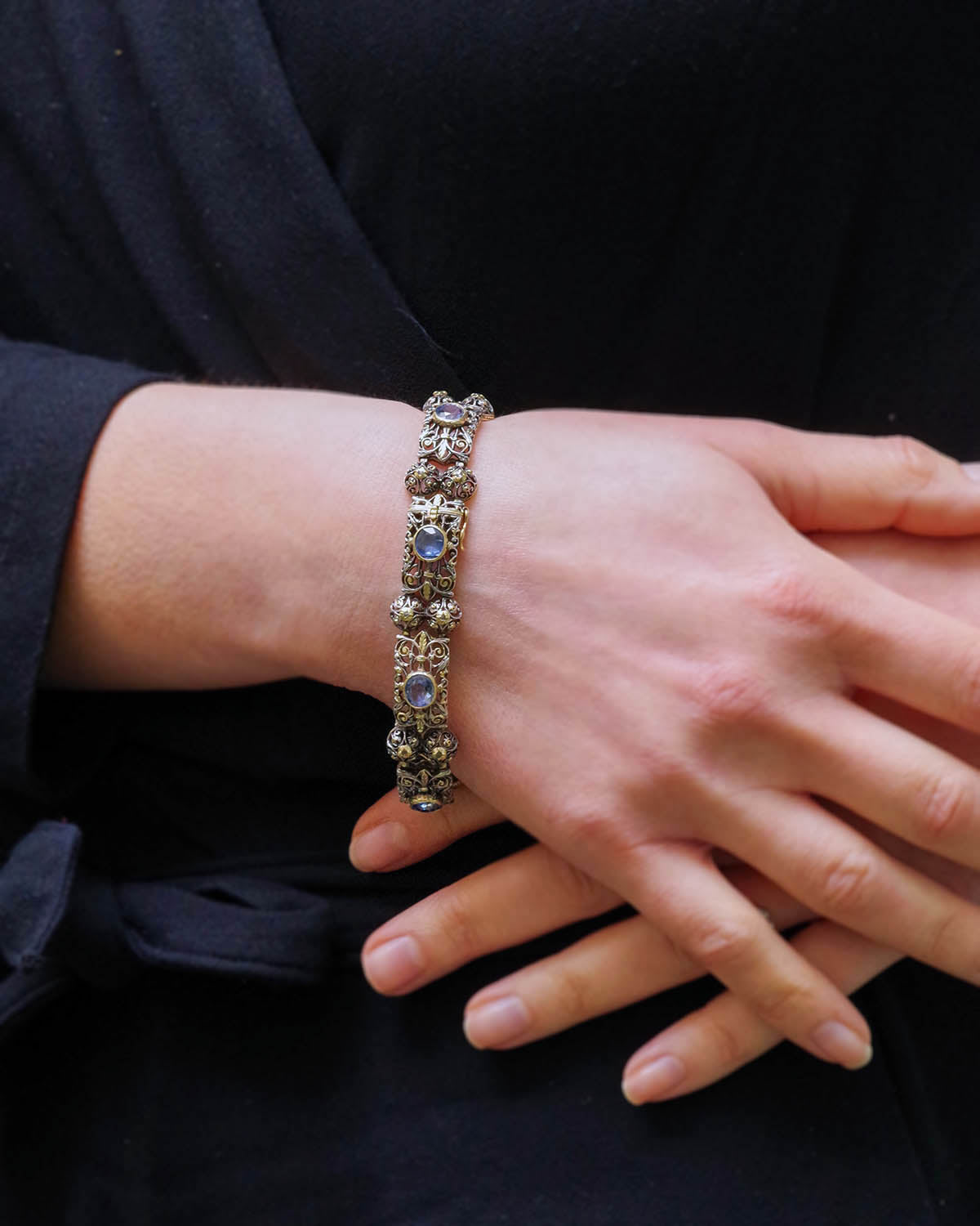 bracelet style buccellati orné de saphirs