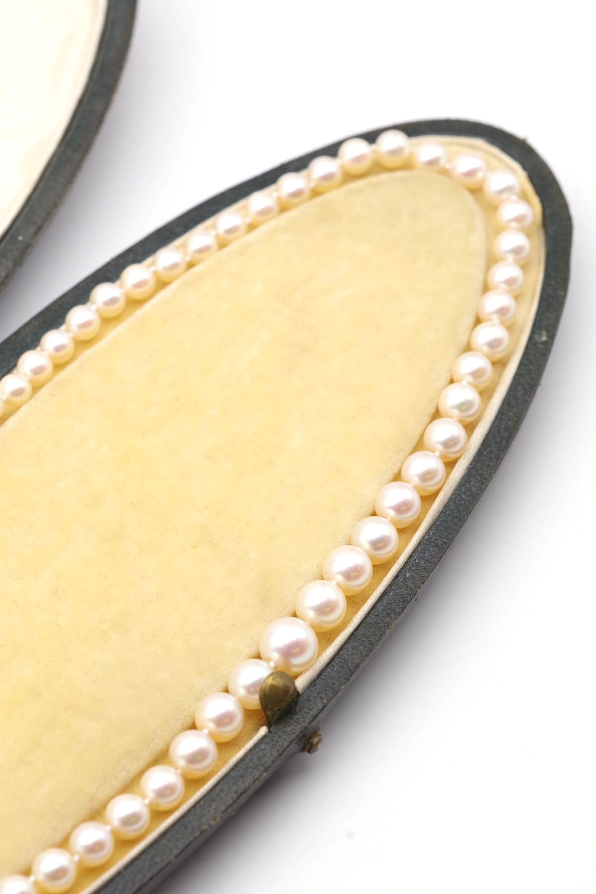 gold clasp cultured pearl