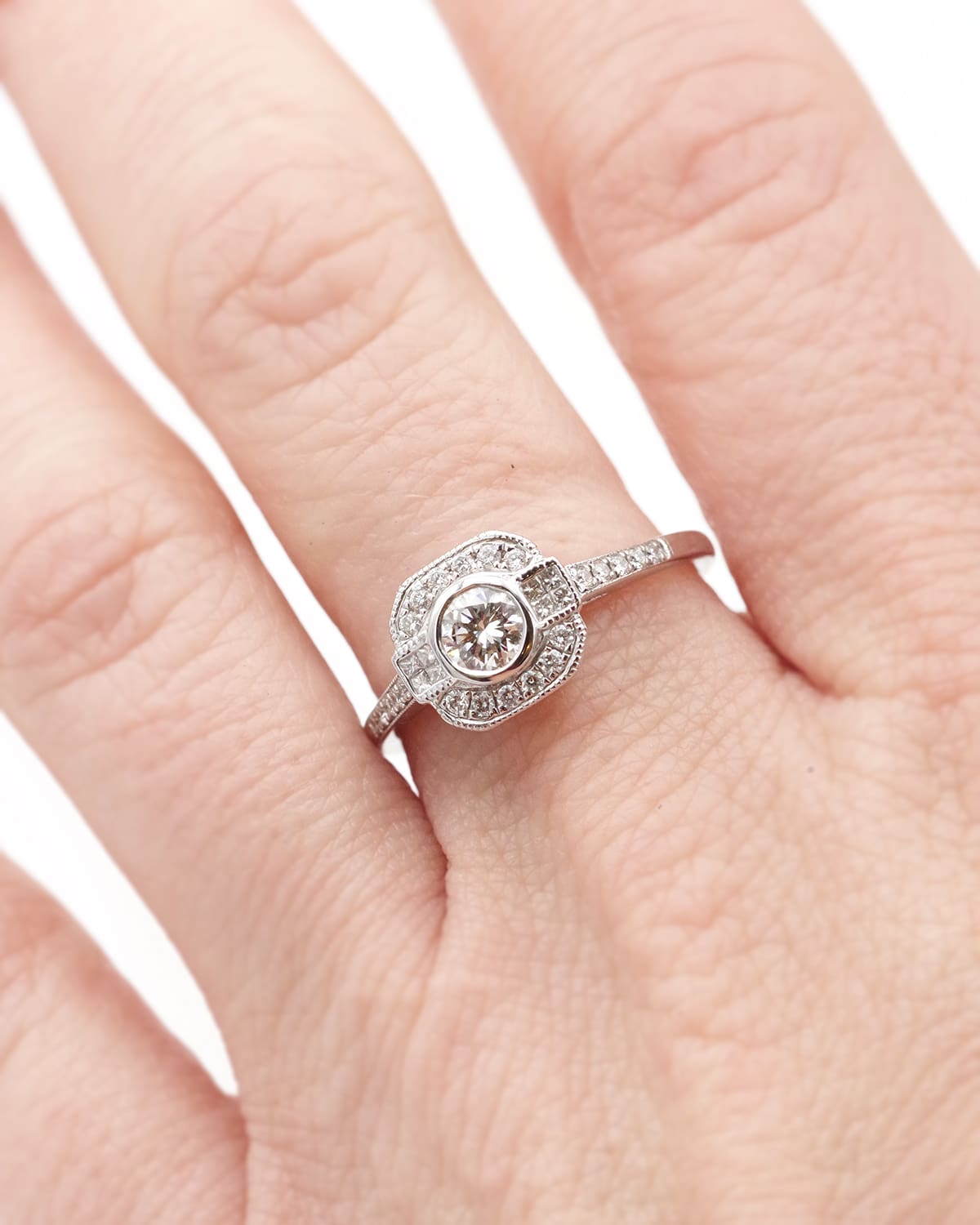Diamond wedding ring in white gold