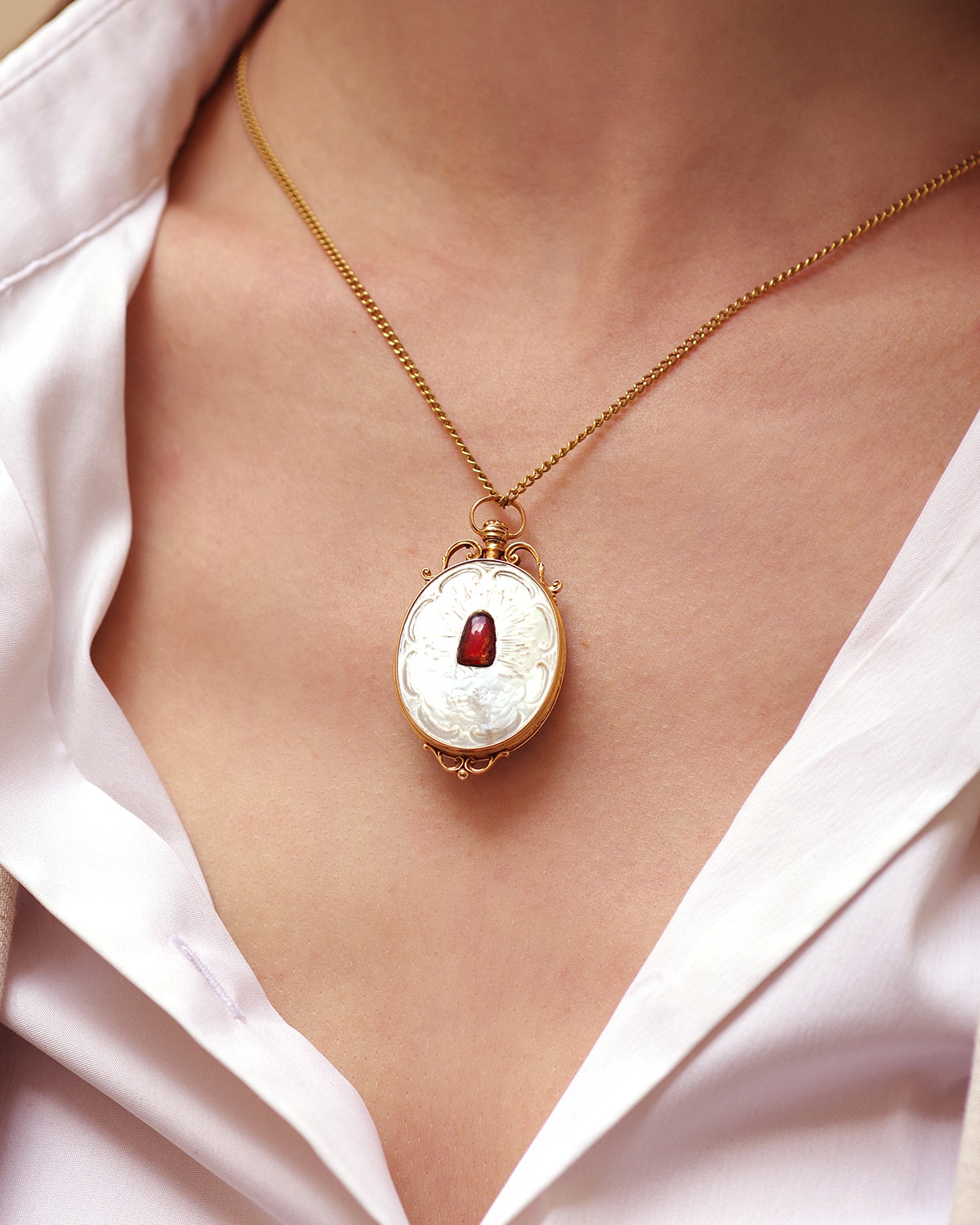 pendentif reliquaire nacre en or