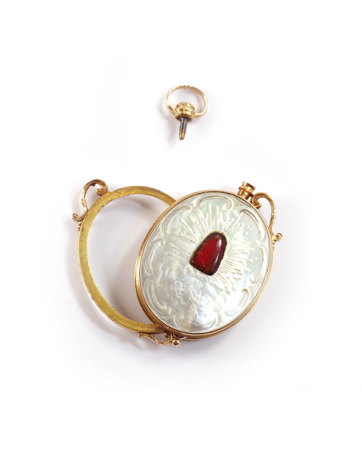pendentif reliquaire nacre en or