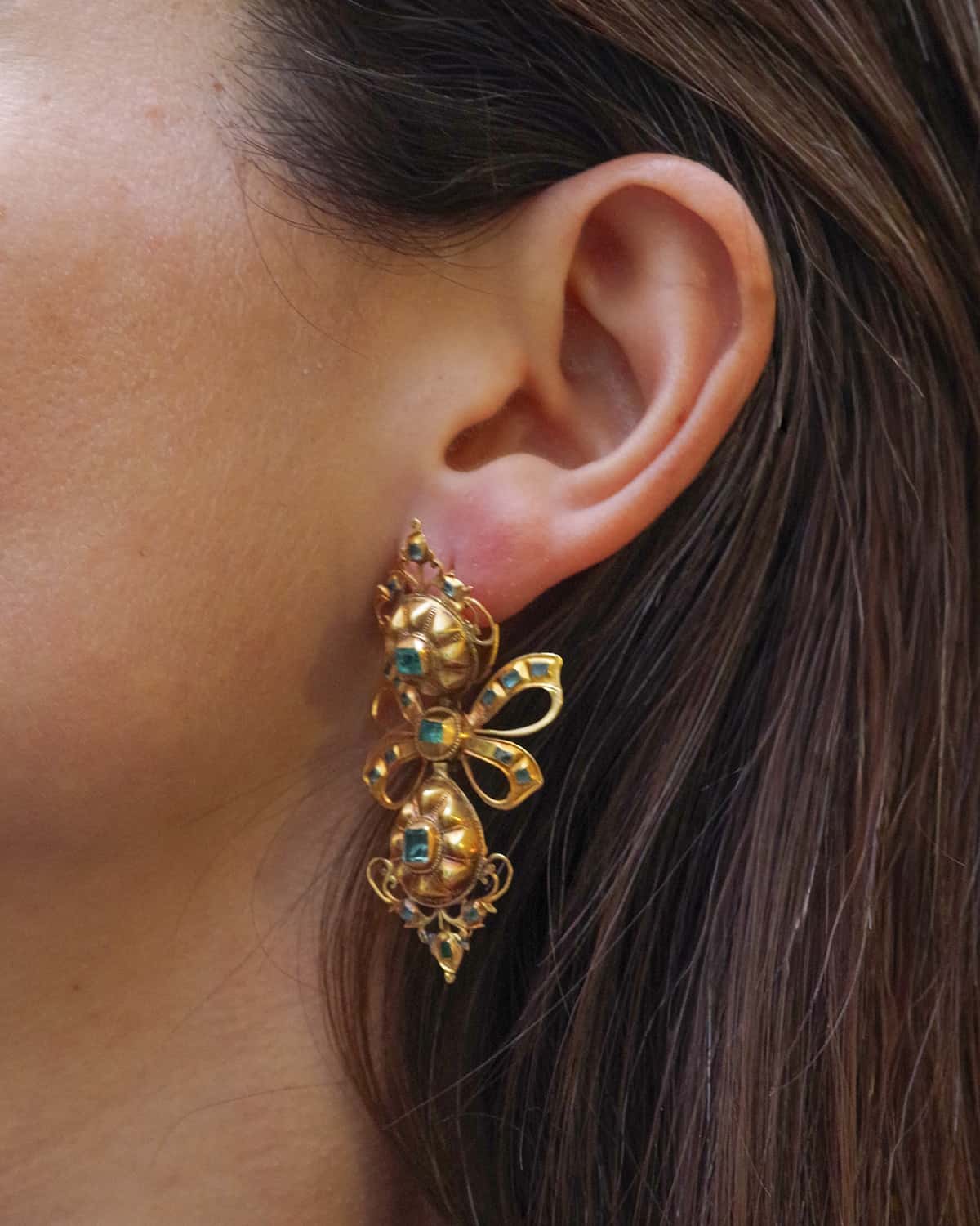 Georgian bow emerald earrings in gold