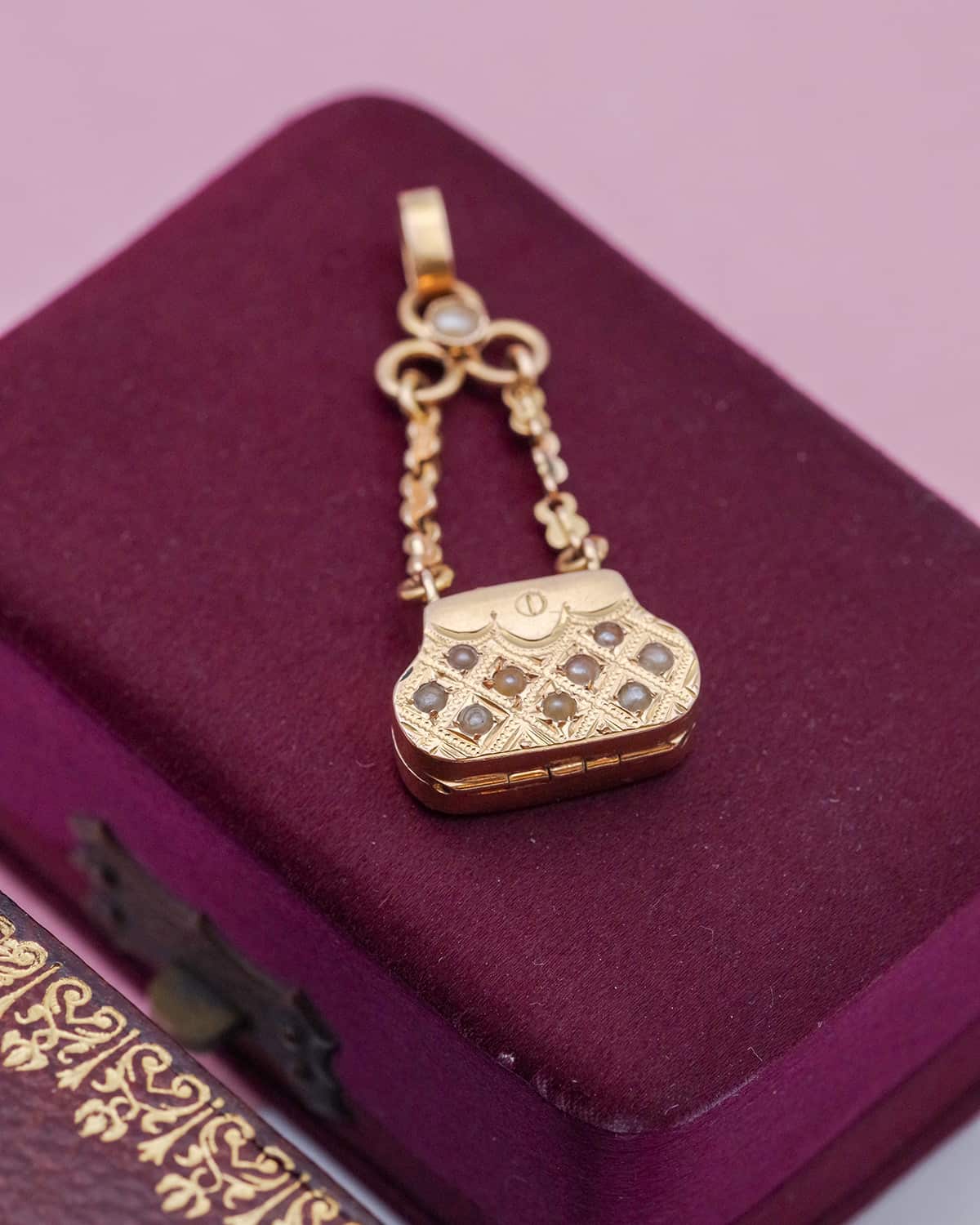Bag-shaped pendant locket