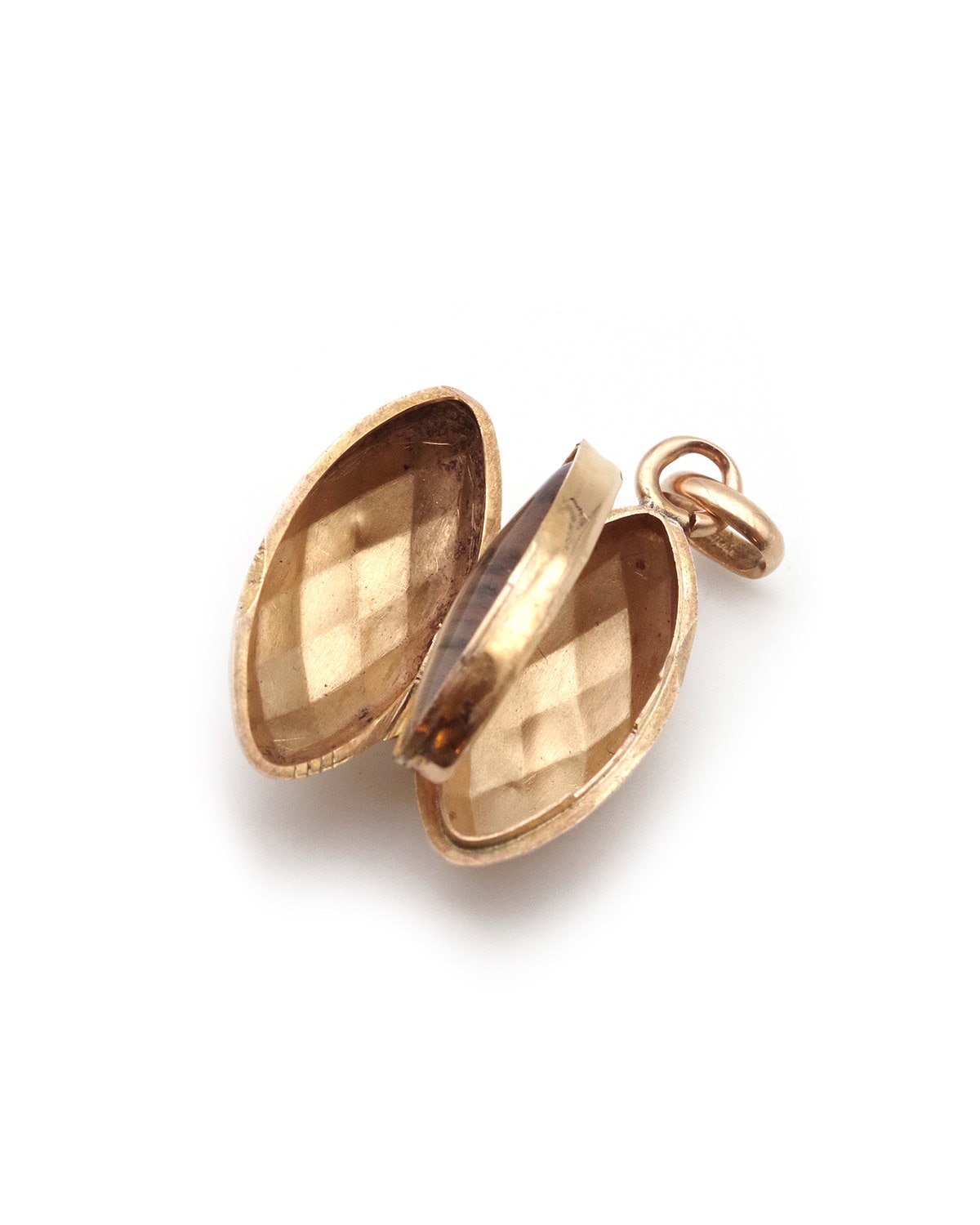 Médaillon à facettes en or