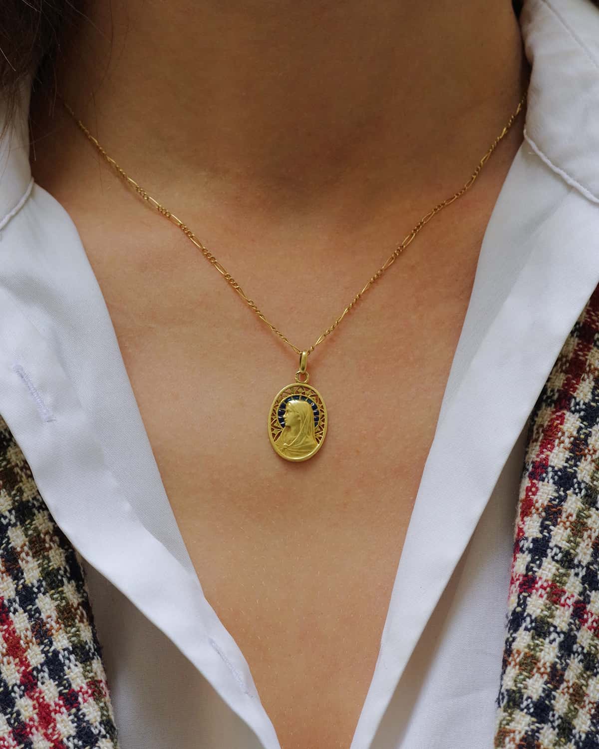 Pendentif medaille plique a jour en or