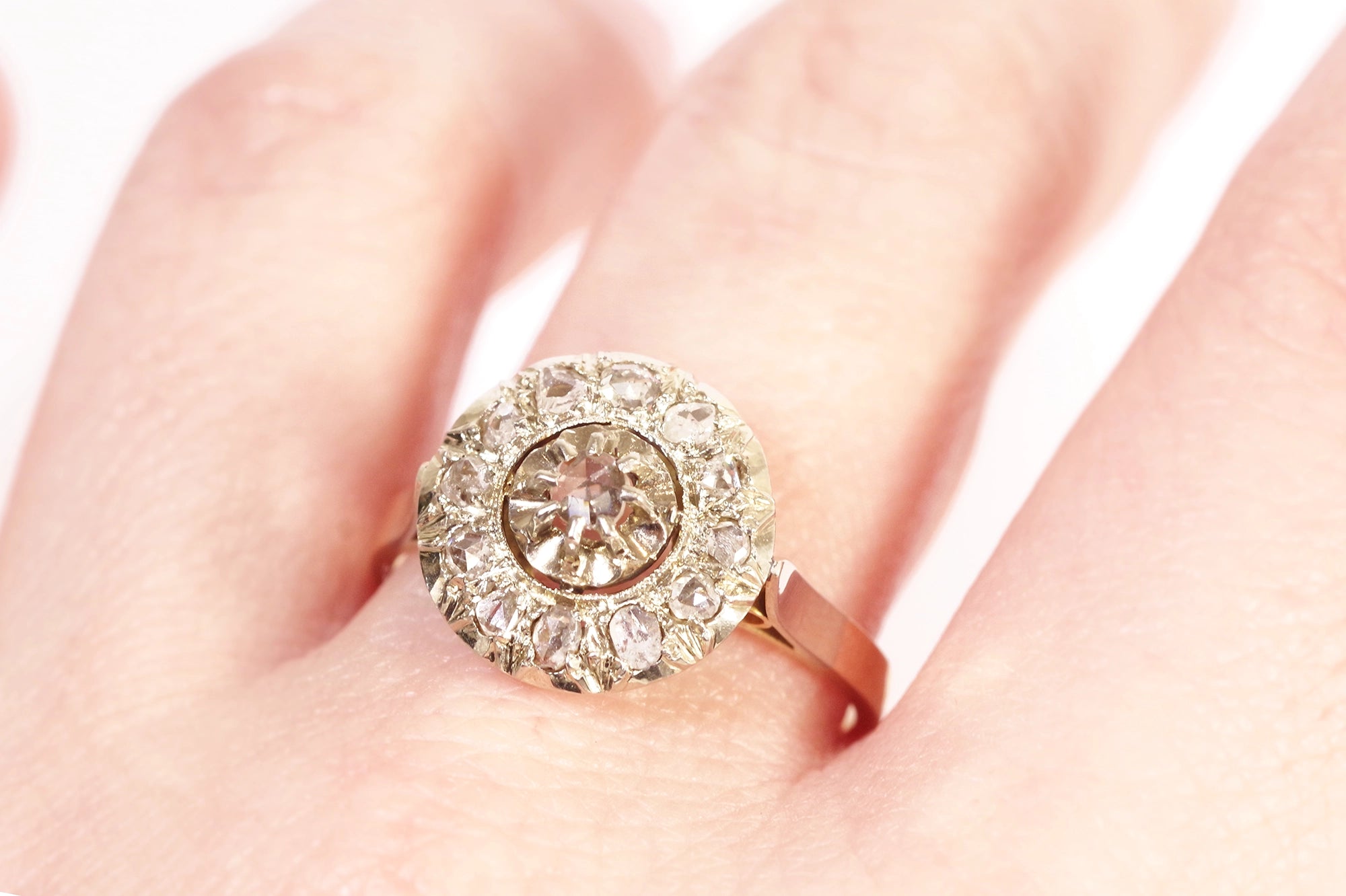 Circular diamond ring in platinum