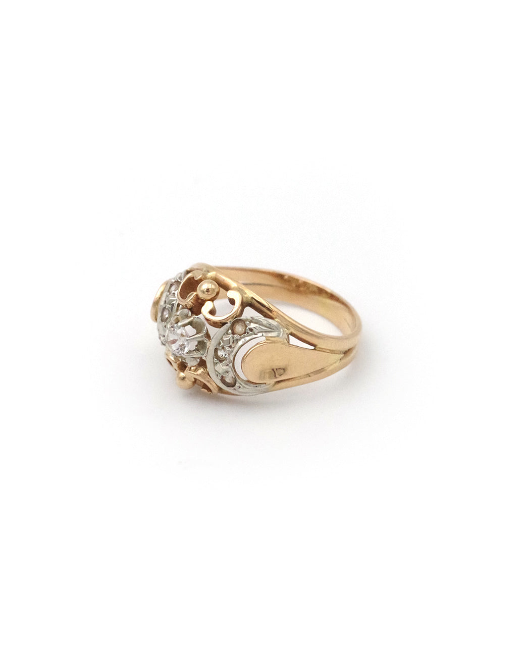 Diamond ring in gold