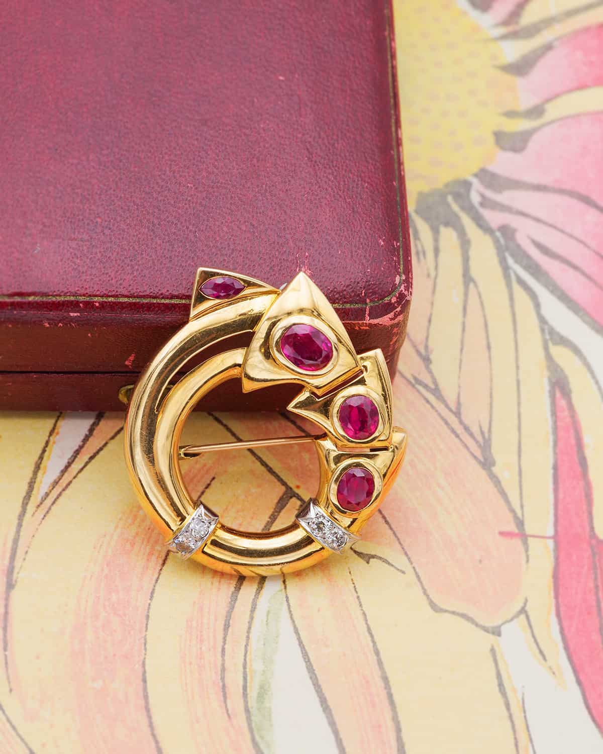 Broche circulaire rubis et diamants en or