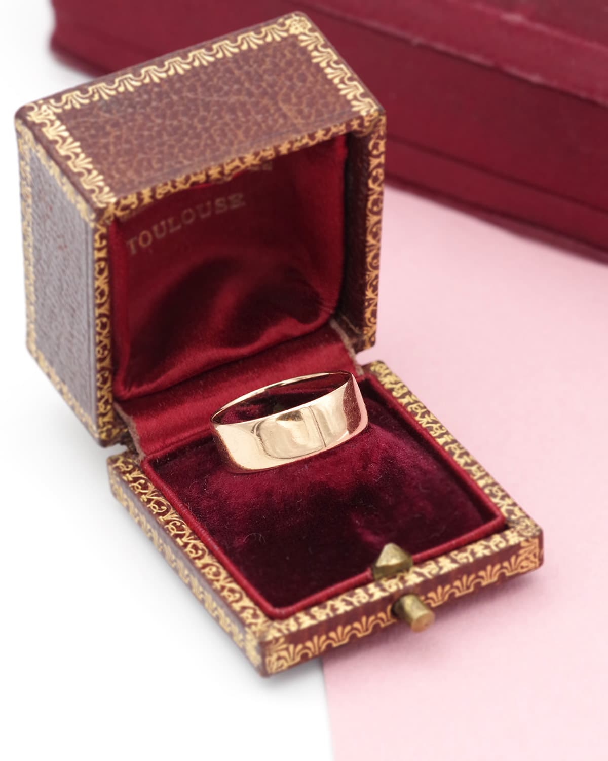 Large wedding ring in gold