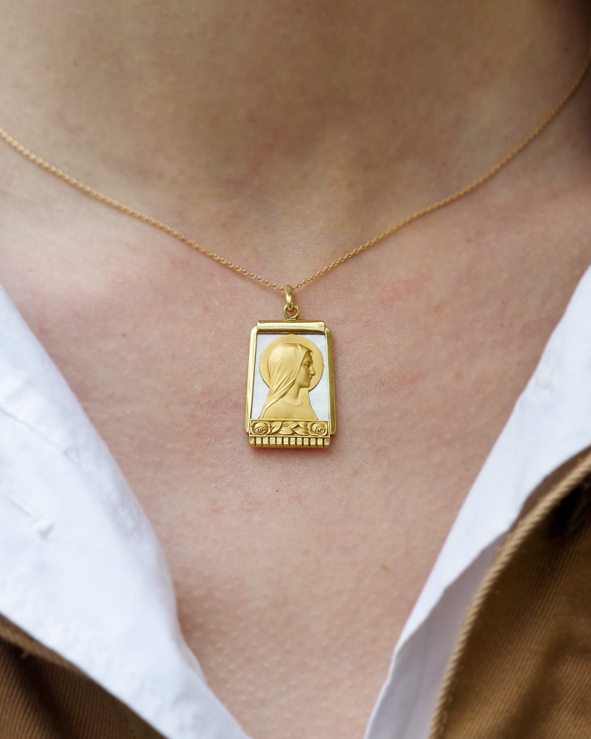 Vierge marie en or et nacre