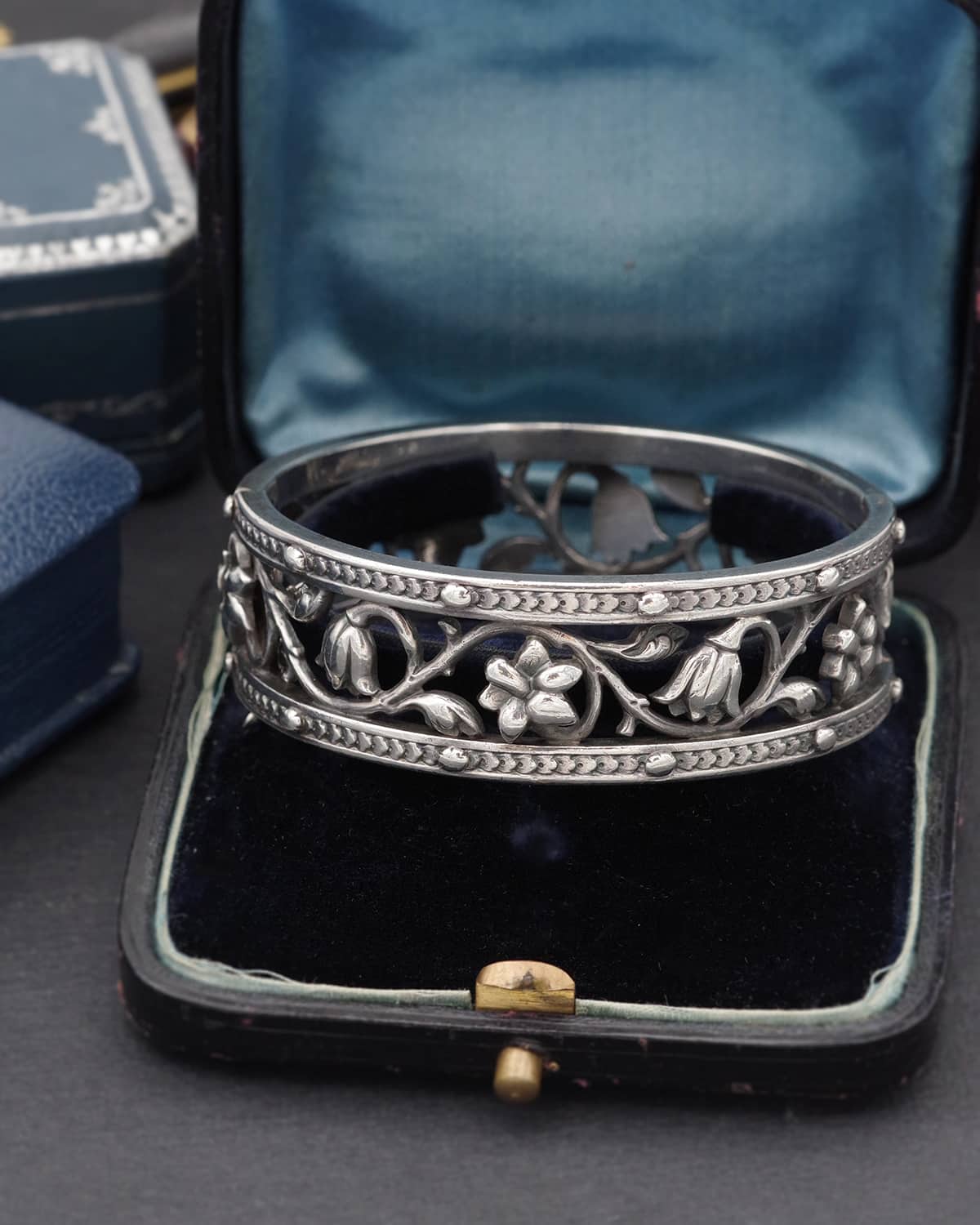 bracelet motif végétal signé Forment meurice