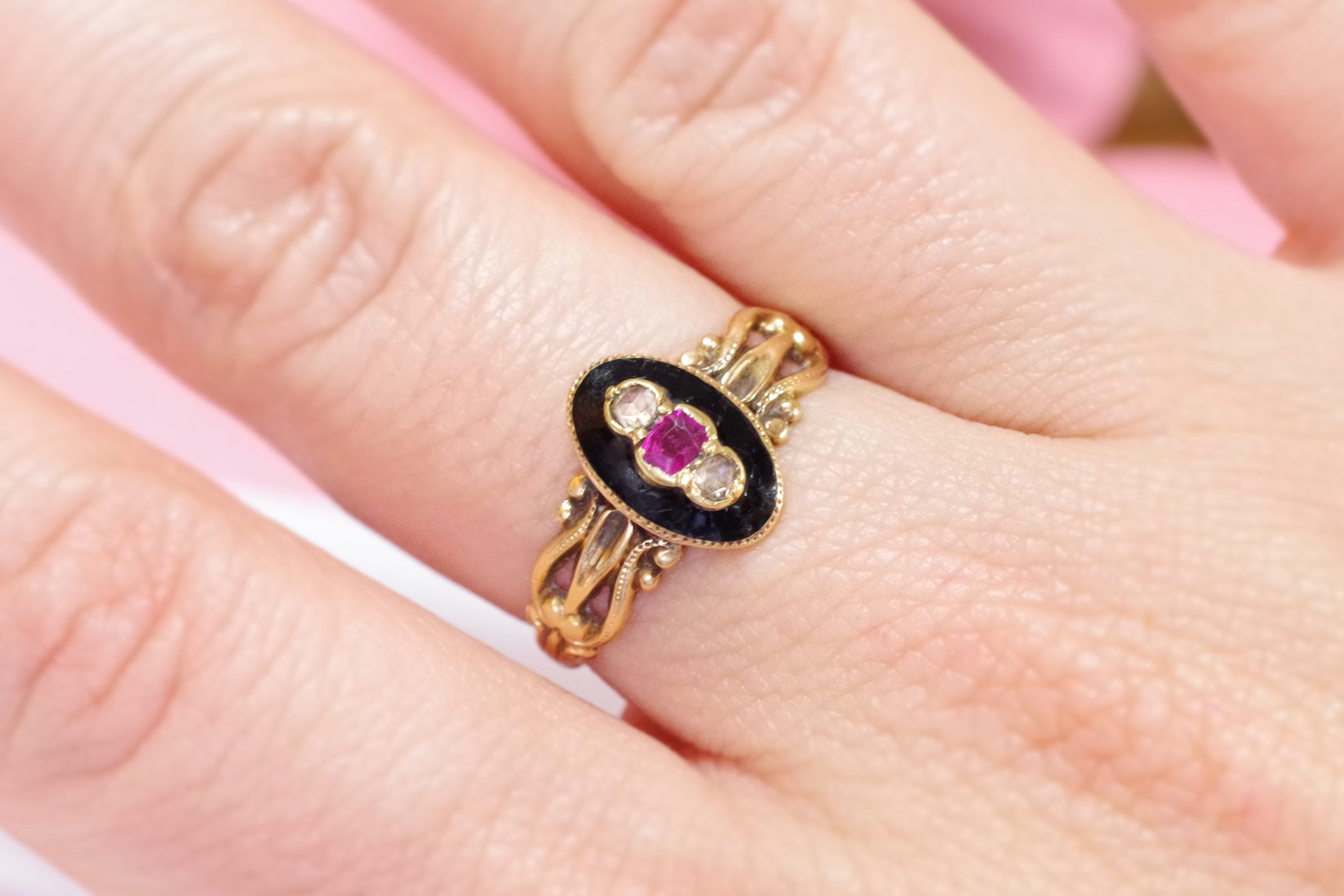 bague ancienne email noir en or 18k