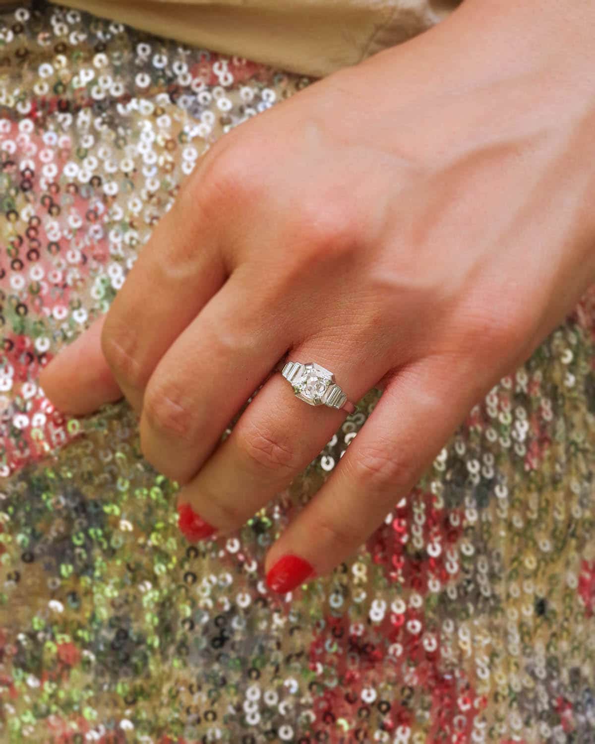 Step shoulder art deco diamond ring