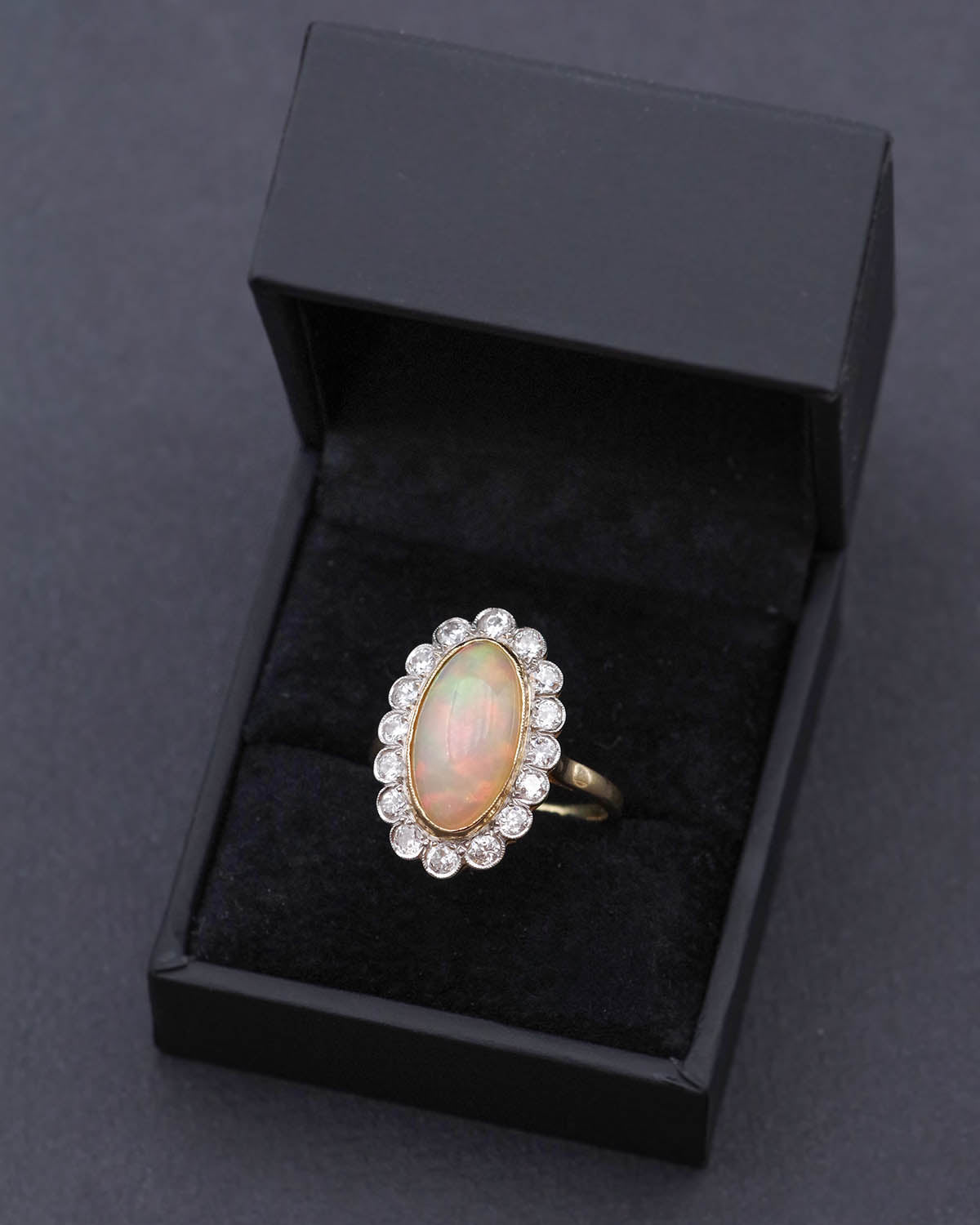 Bague marguerite opale diamants