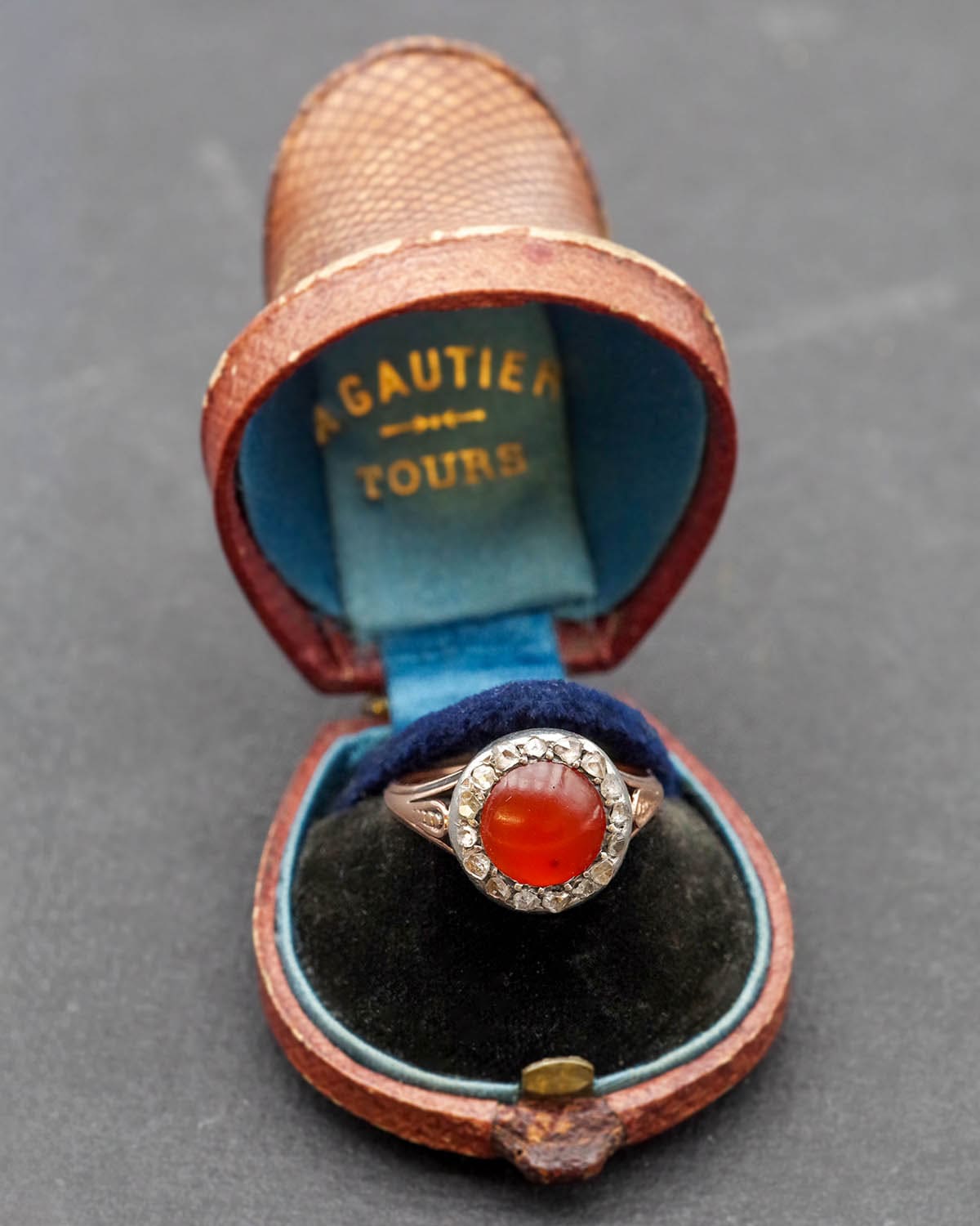 Diamond carnelian ring in gold