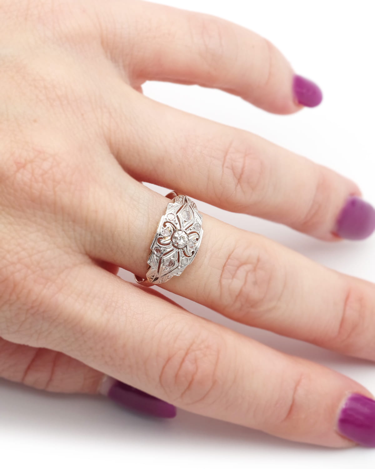 Scroll art deco band ring