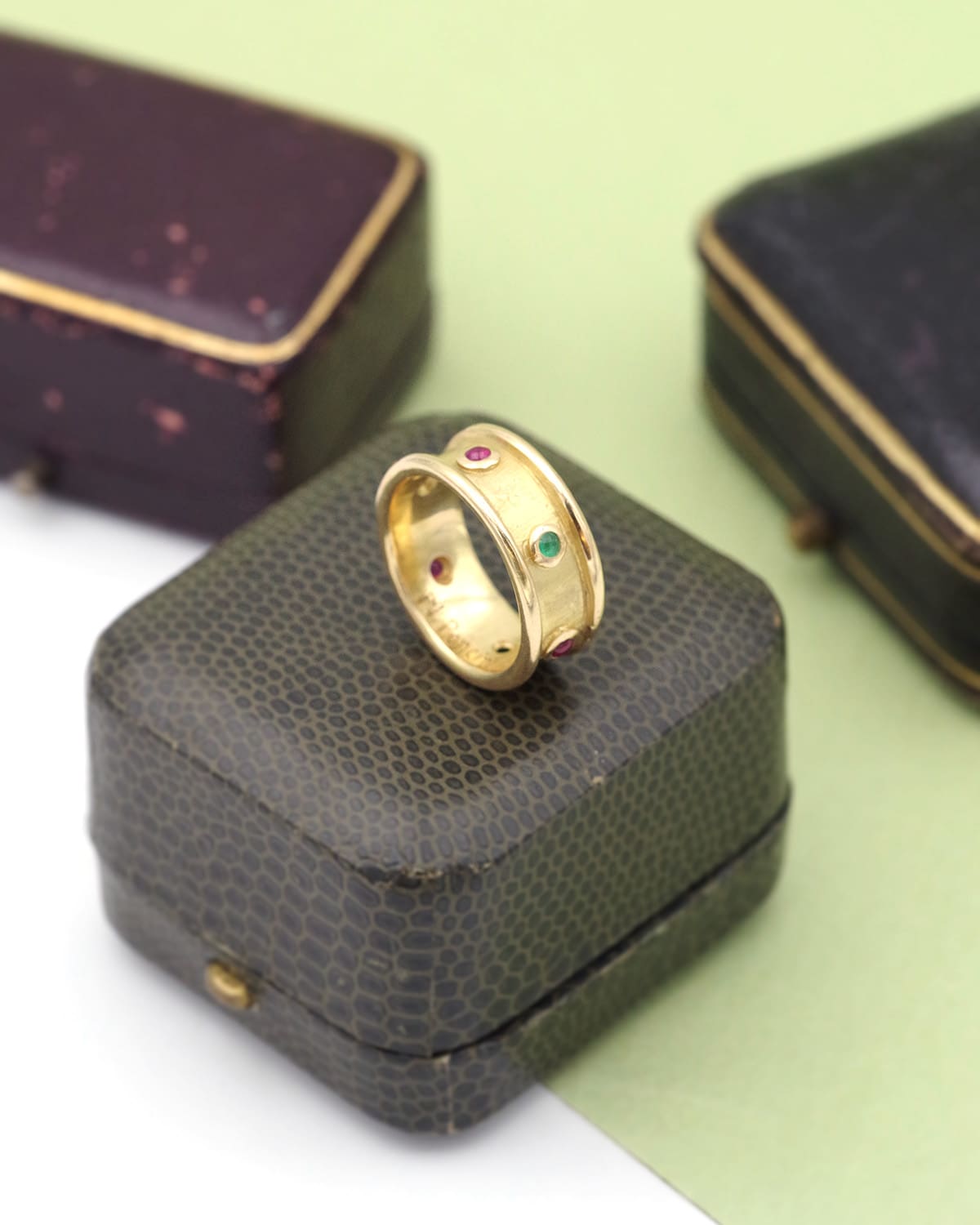 Bague bandeau rubis en or