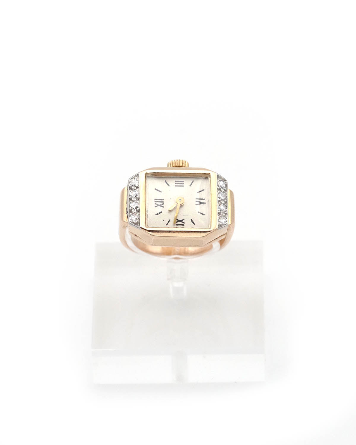 Retro tank diamond ring in gold