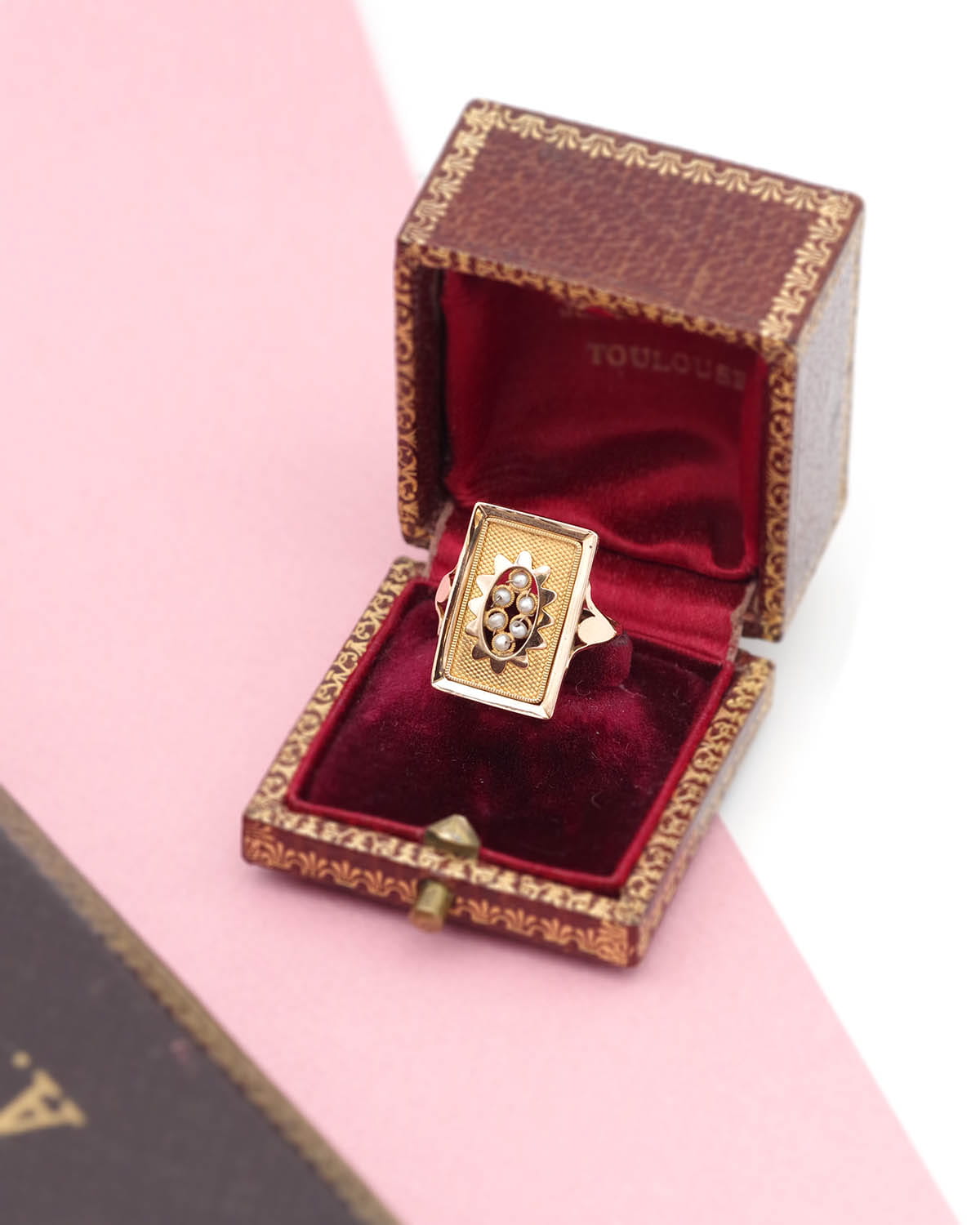Rectangular shape ring in gold