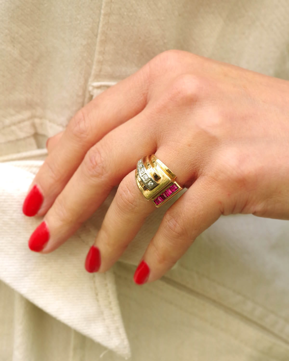 Roll tank ring in gold