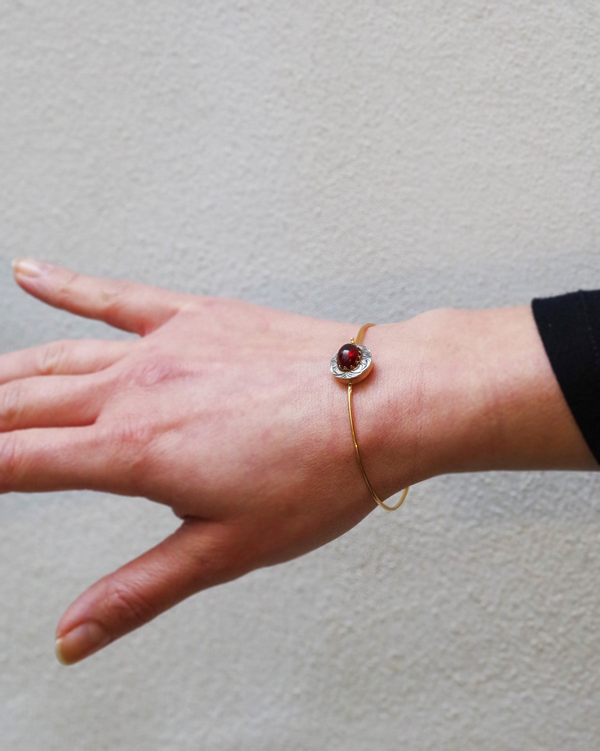 bracelet jonc en or et grenat