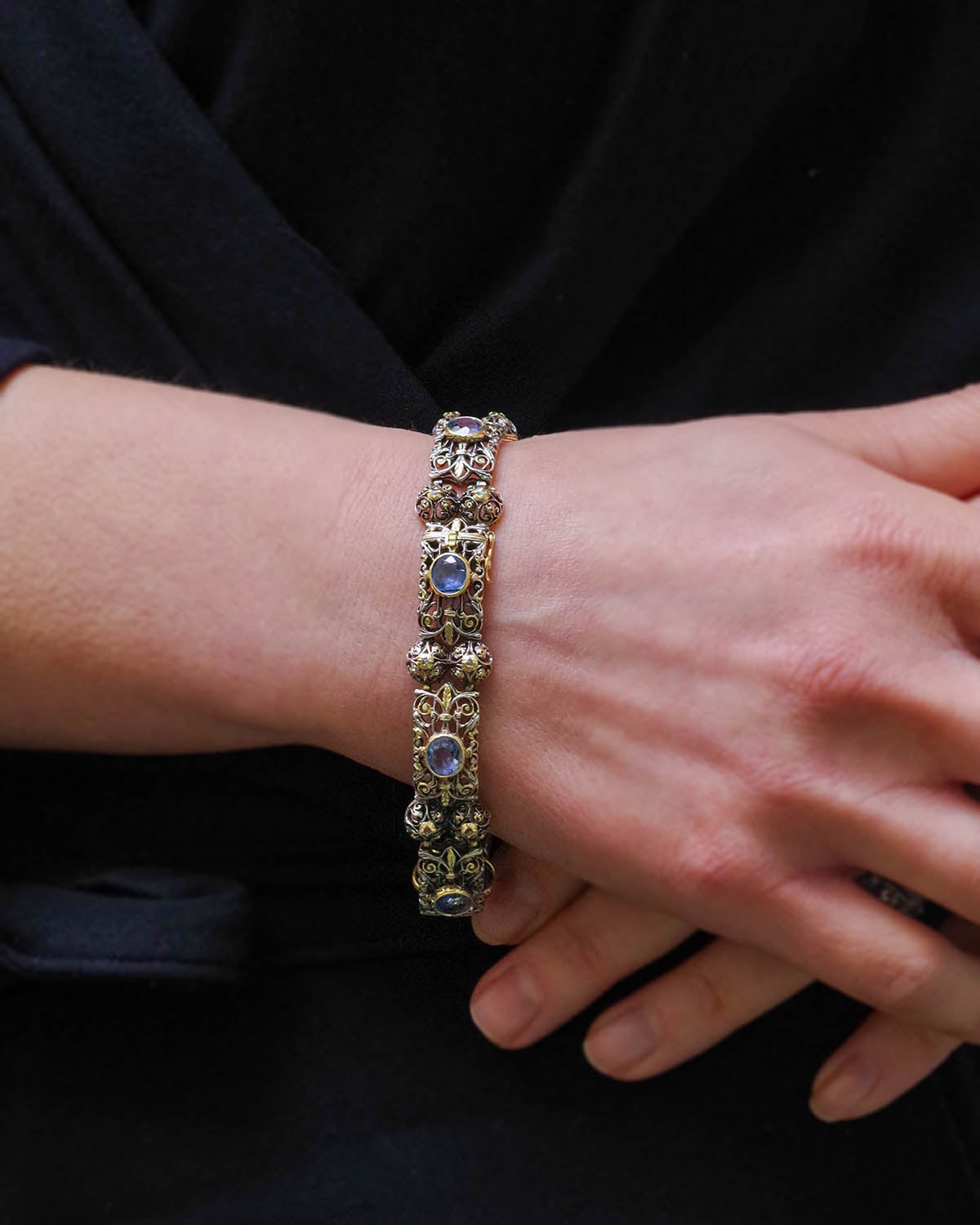 Buccellati style bracelet with ceylon sapphire