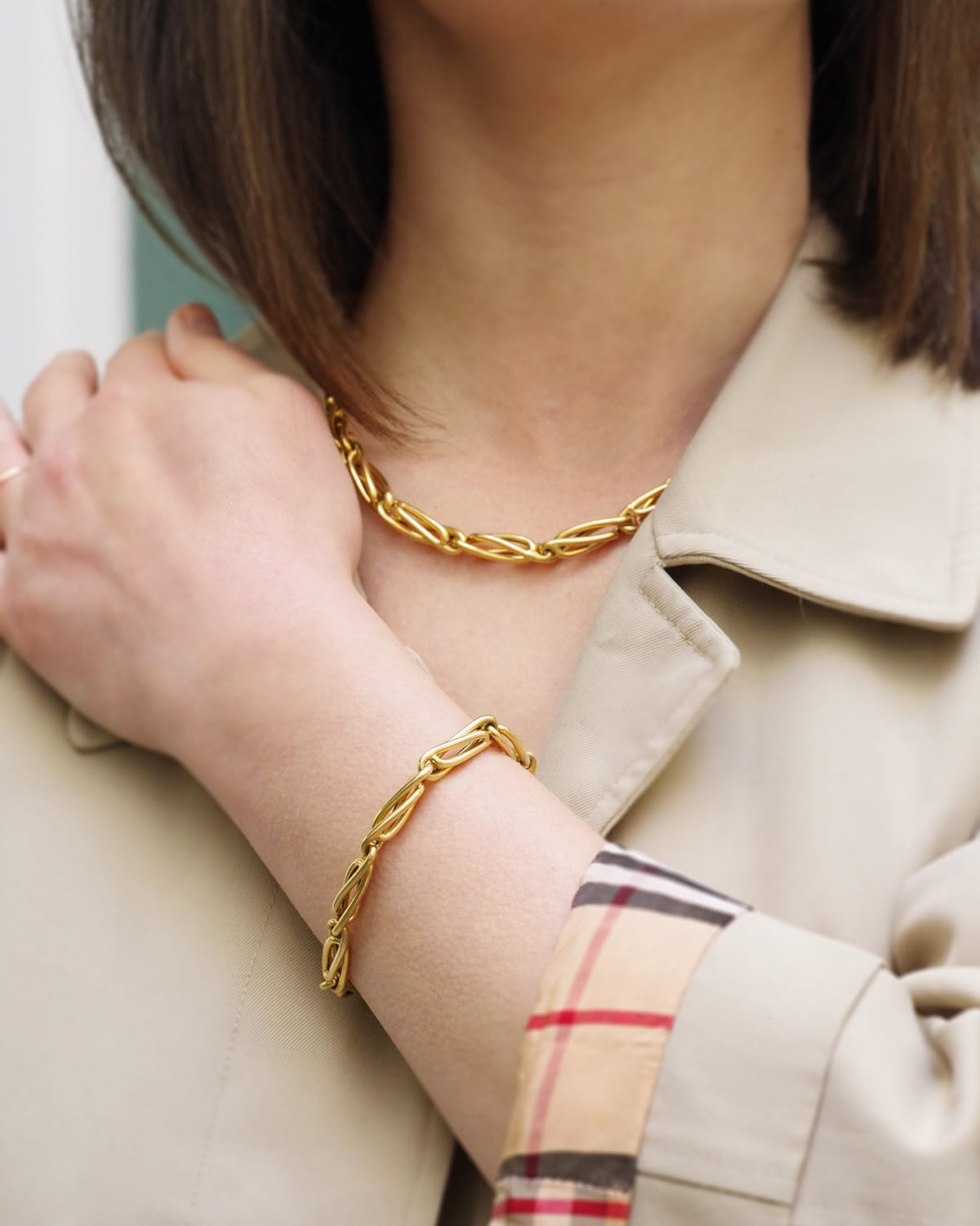 Space age half set in gold