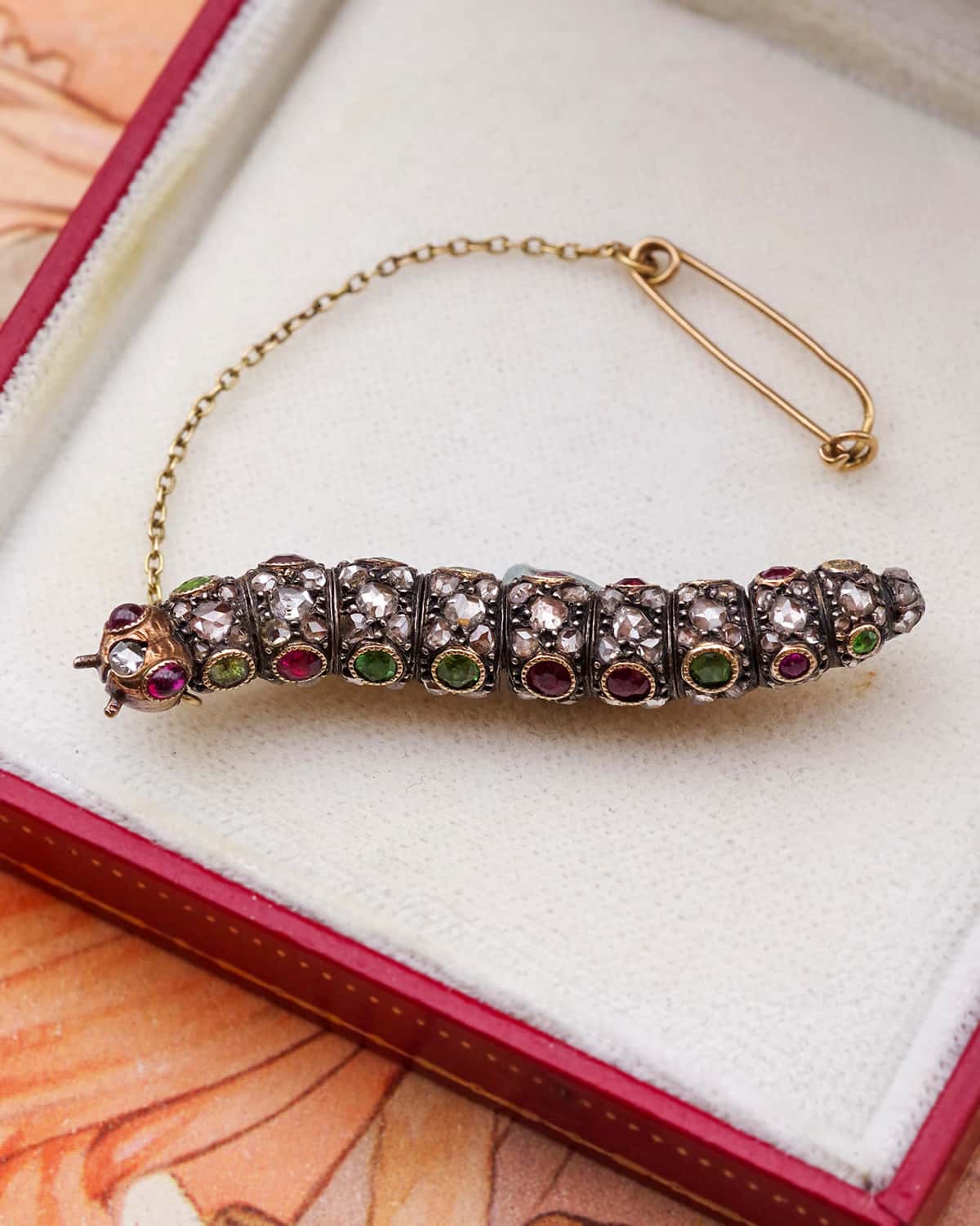 broche chenille russe en or