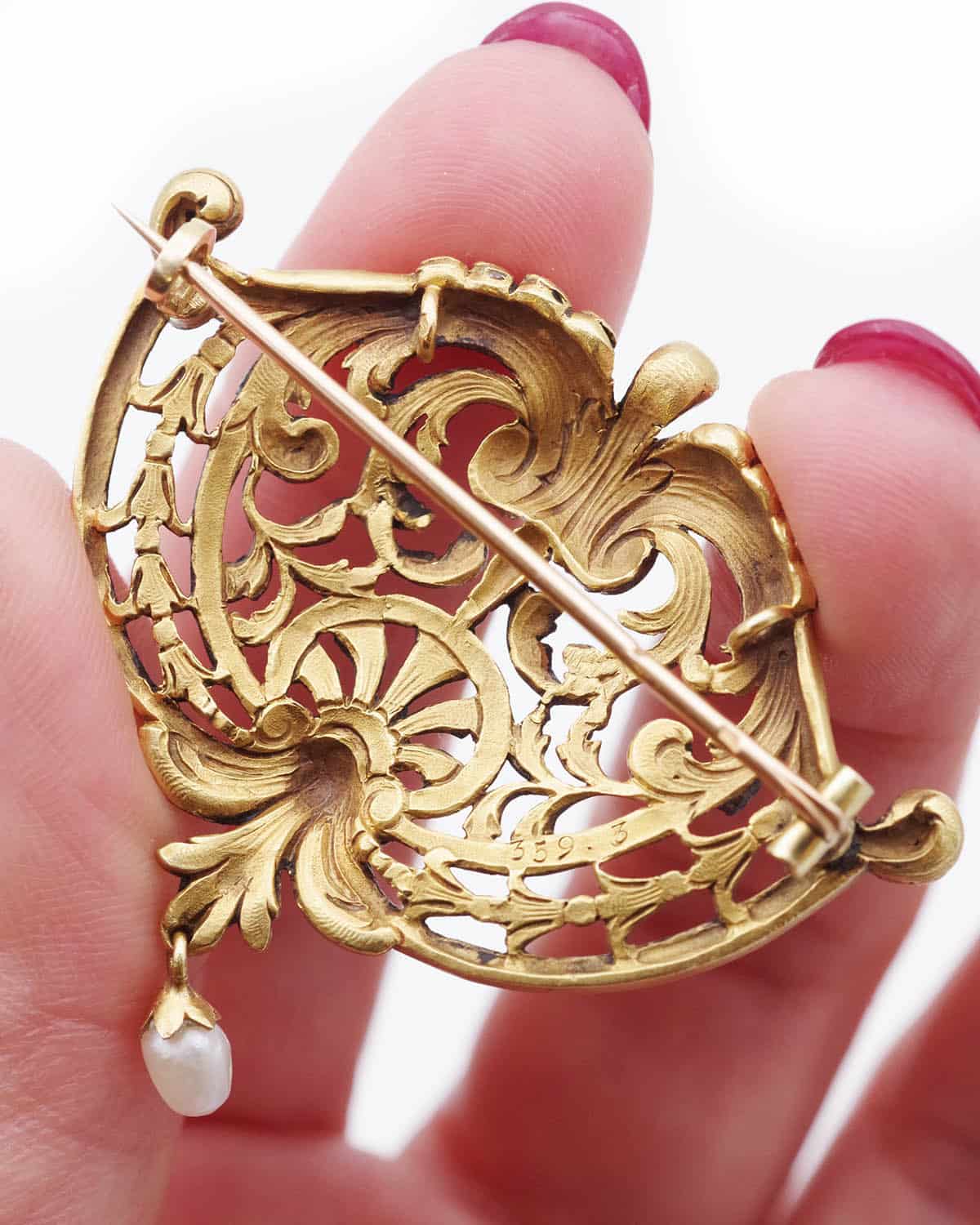 French neogothic brooch in gold