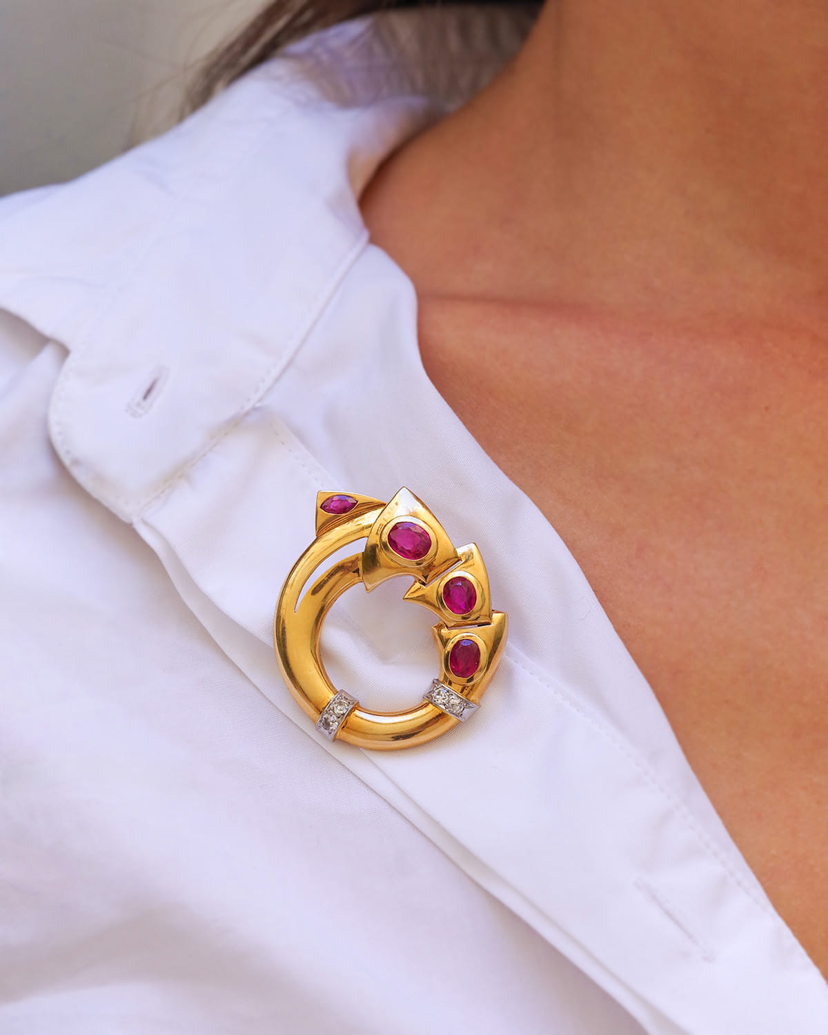Broche Retro rubis non chauffés en or