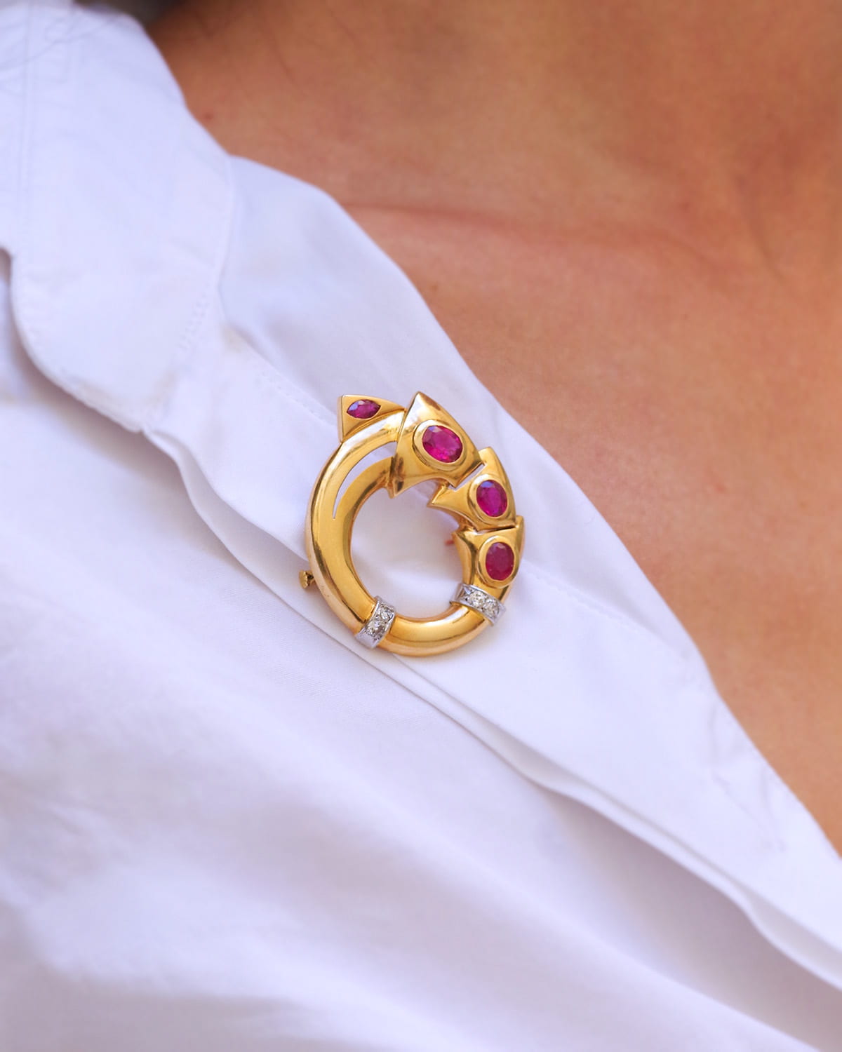 Vintage retro ruby brooch in gold