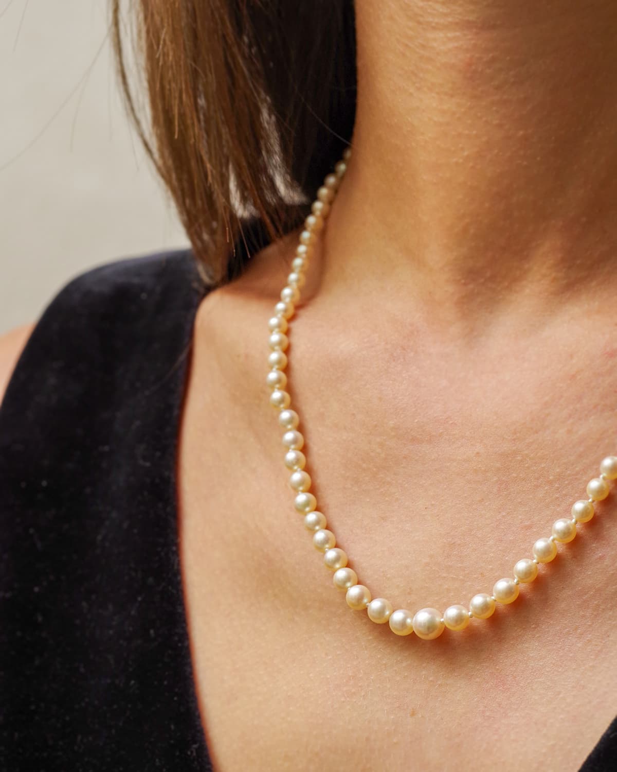 Pre-owned white pearl necklace
