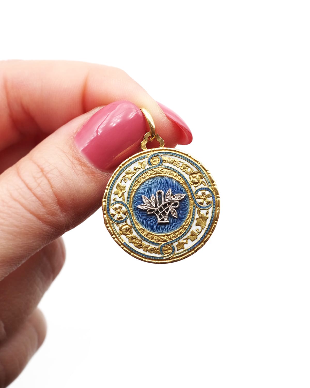 Sentimental locket pendant in gold