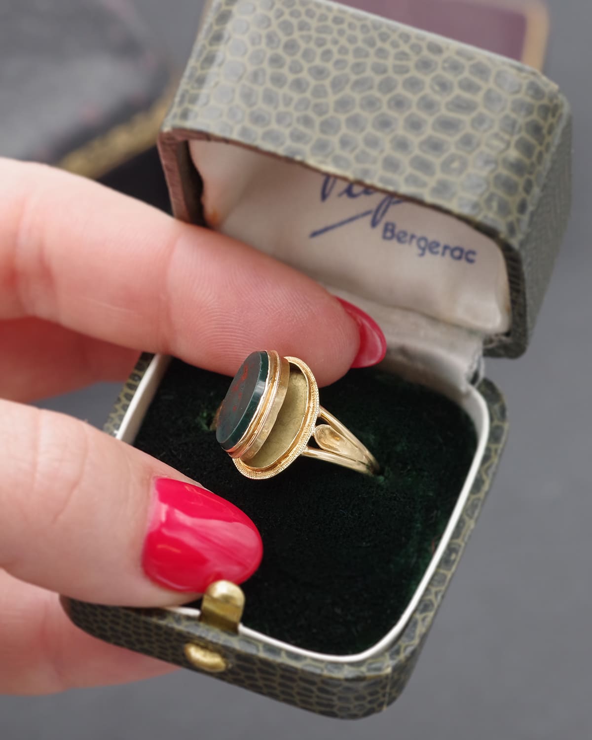 bague poison jaspe sanguin