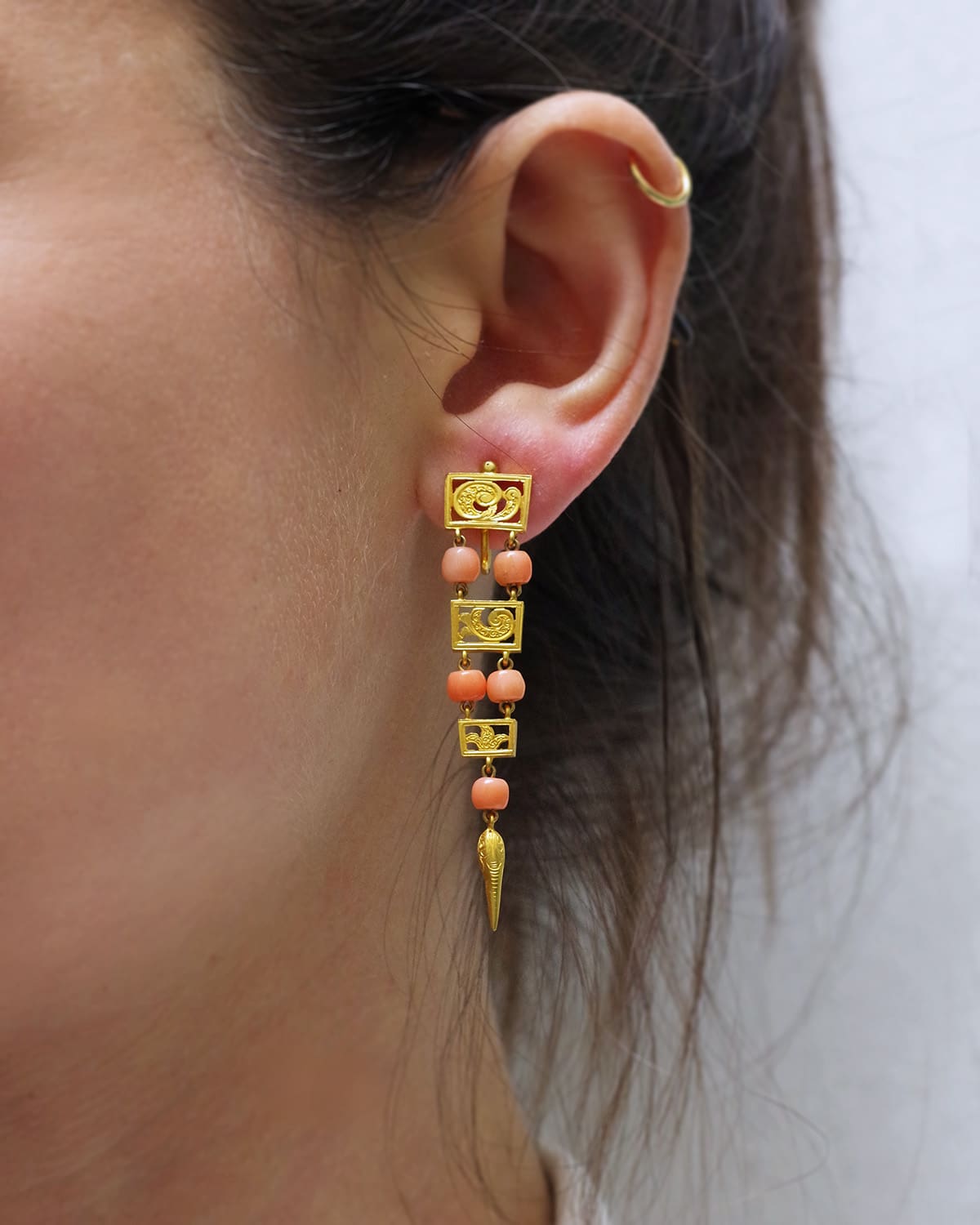 Boucles d'oreille pendantes anciennes corail