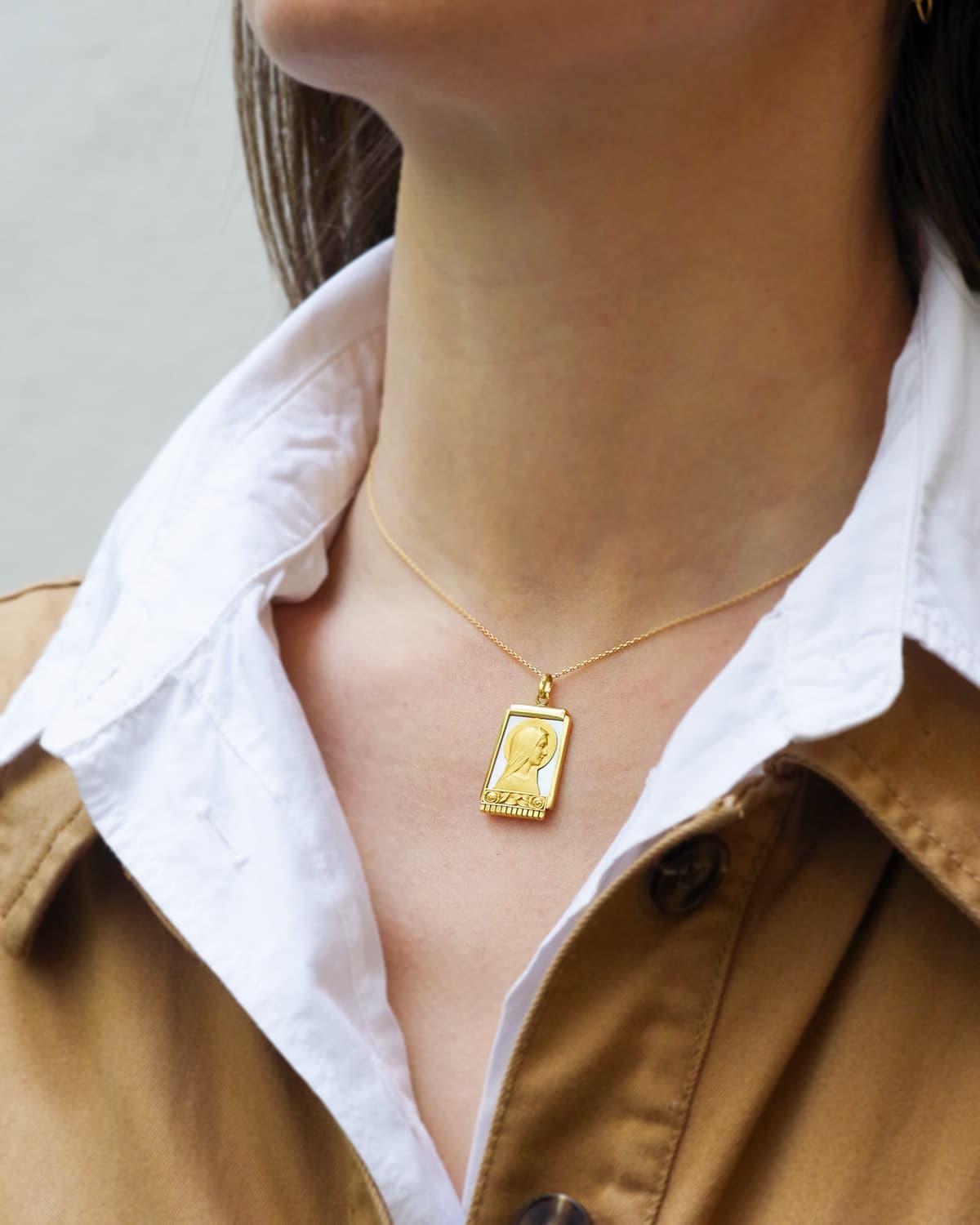 Art Deco holy virgin pendant in gold