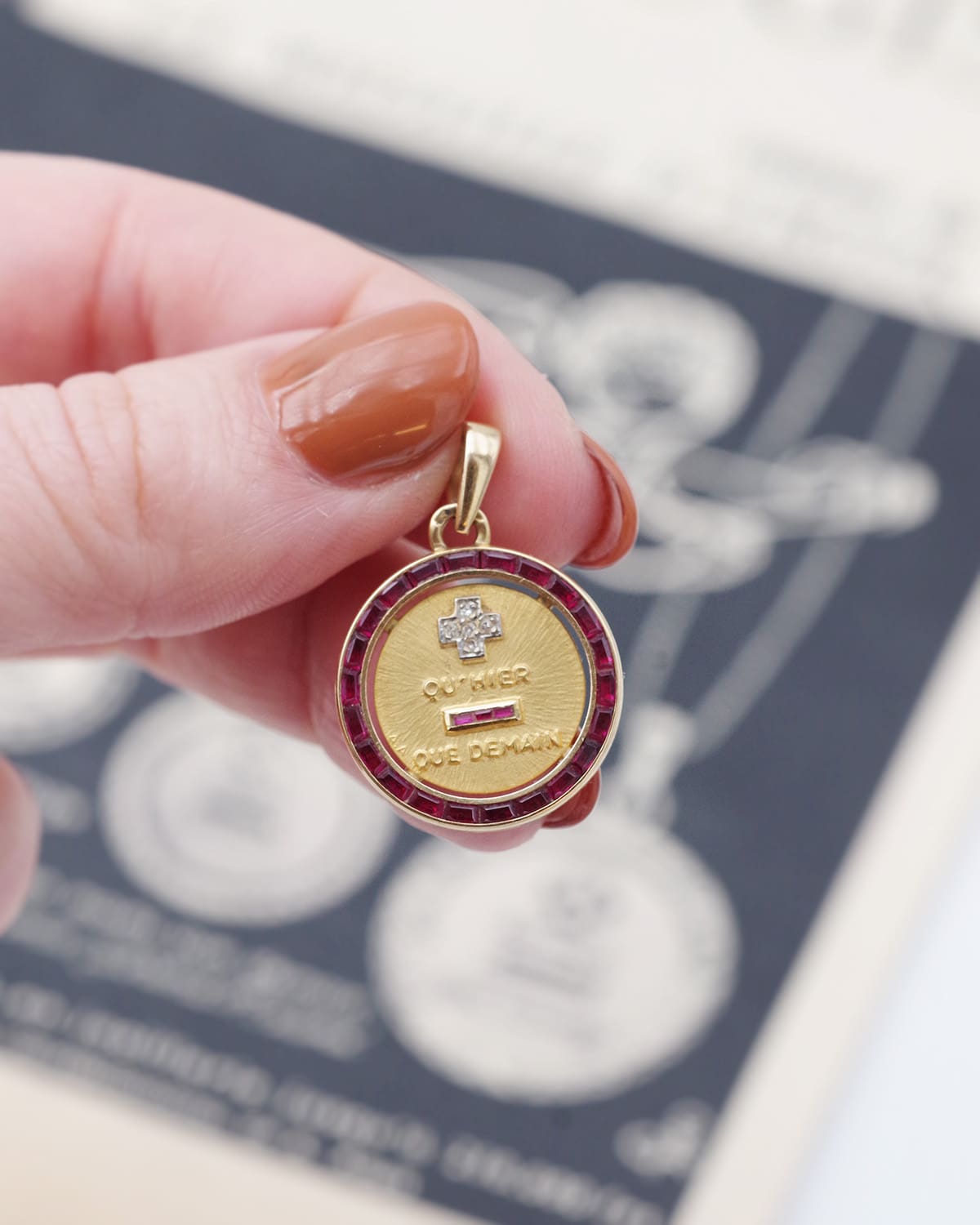 Halo ruby augis medal