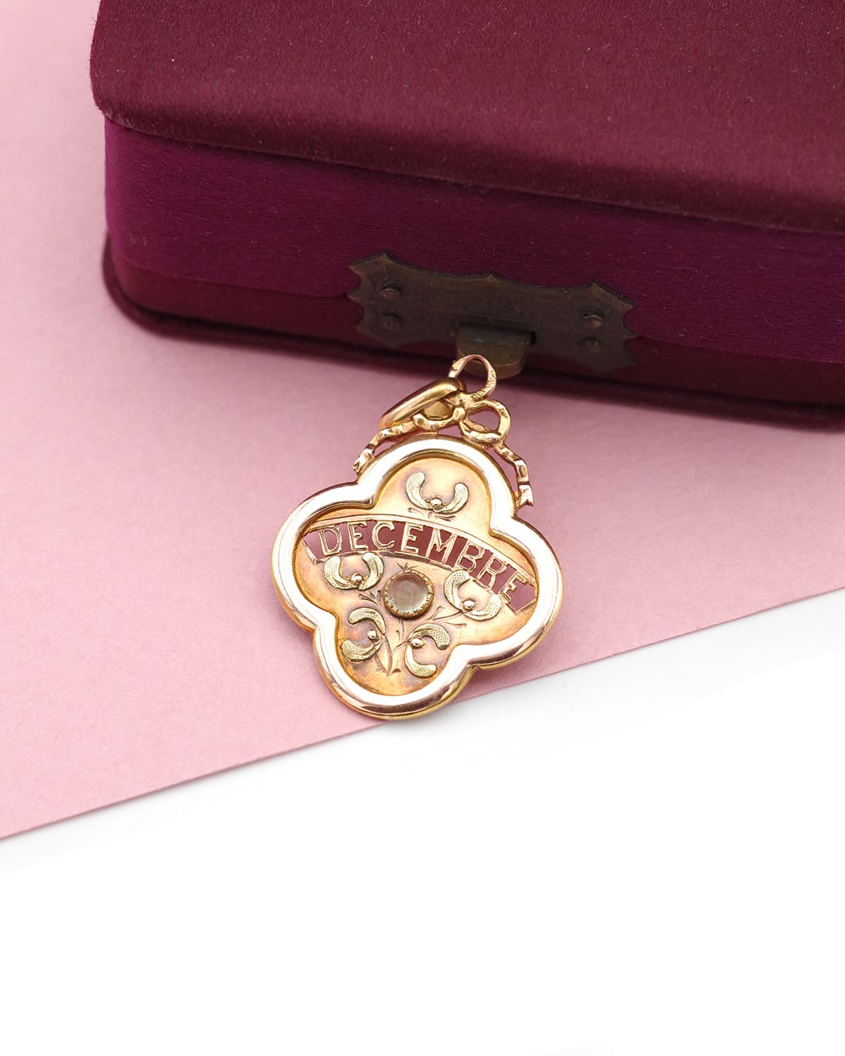 December medal pendant in gold