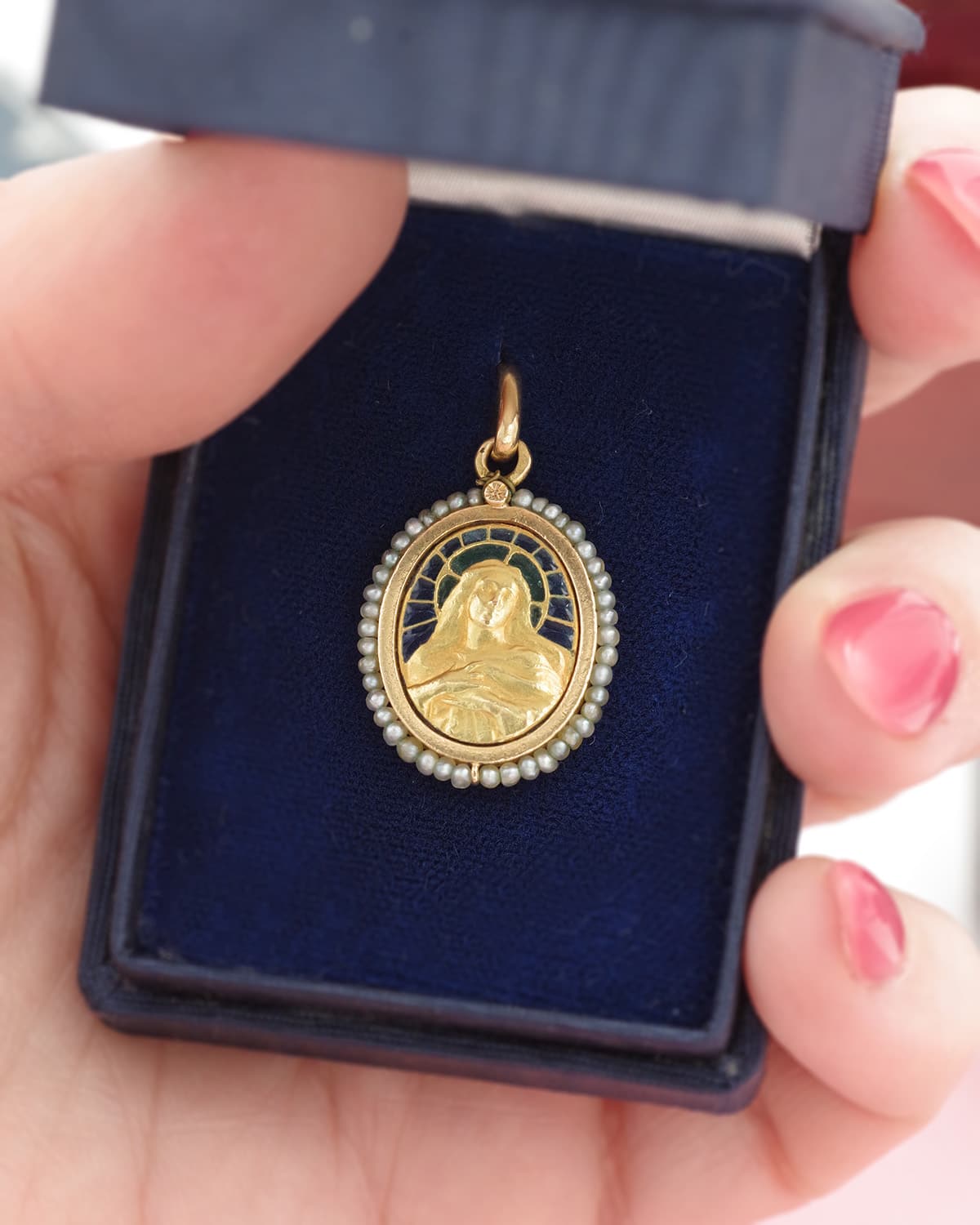 Art Nouveau plique a jour enamel pendant